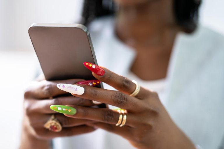 Επιστήμονες δημιούργησαν βερνίκι νυχιών που σας επιτρέπει να χρησιμοποιείτε το τηλέφωνό σας με τα νύχια σας