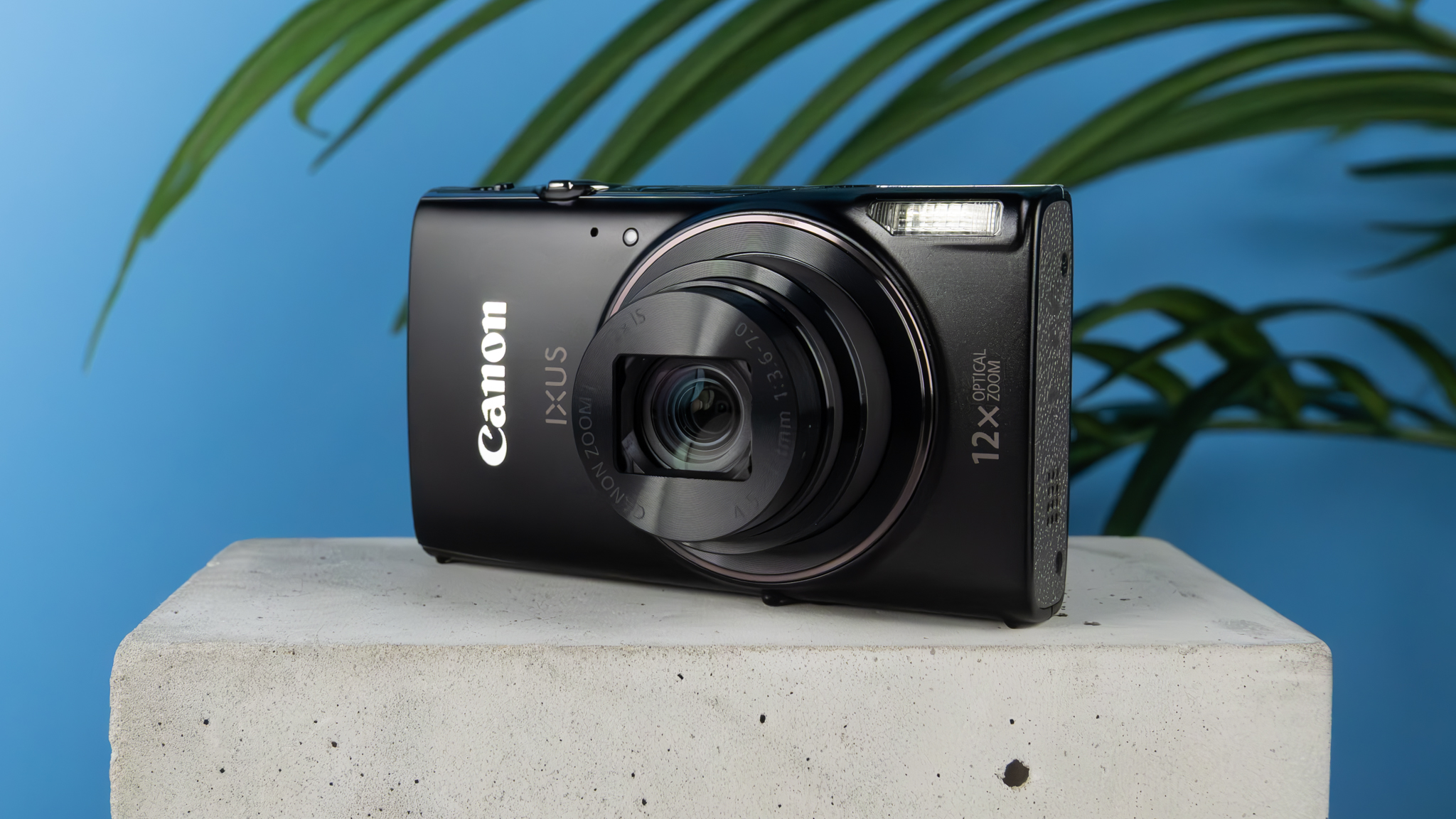 Μια μαύρη Canon PowerShot Elph 360 HS A ή Canon PowerShot IXUS 285 HS Μια compact φωτογραφική μηχανή