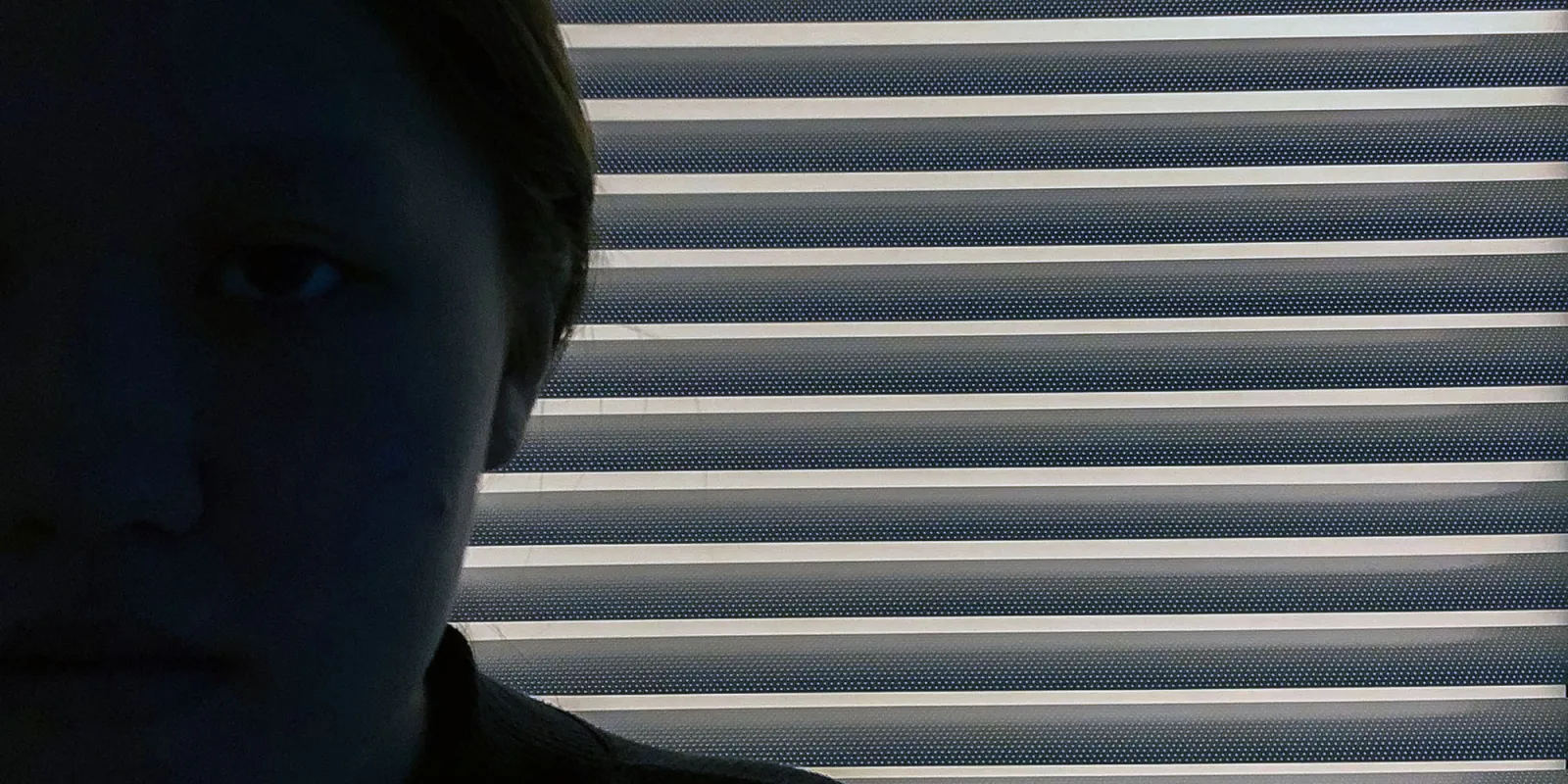 Η μεγάλη δικαστική απόφαση λέει ότι οι εφαρμογές κοινωνικών μέσων είναι σκόπιμα εθιστικές | Η στοκ εικόνα δείχνει ένα έφηβο κορίτσι που σκιαγραφείται ενάντια σε ένα παράθυρο