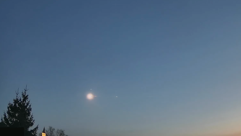 Ένας μετεωρίτης εκτινάχθηκε στα ύψη σε όλη την Ευρώπη και πιθανότατα χτύπησε ένα σπίτι