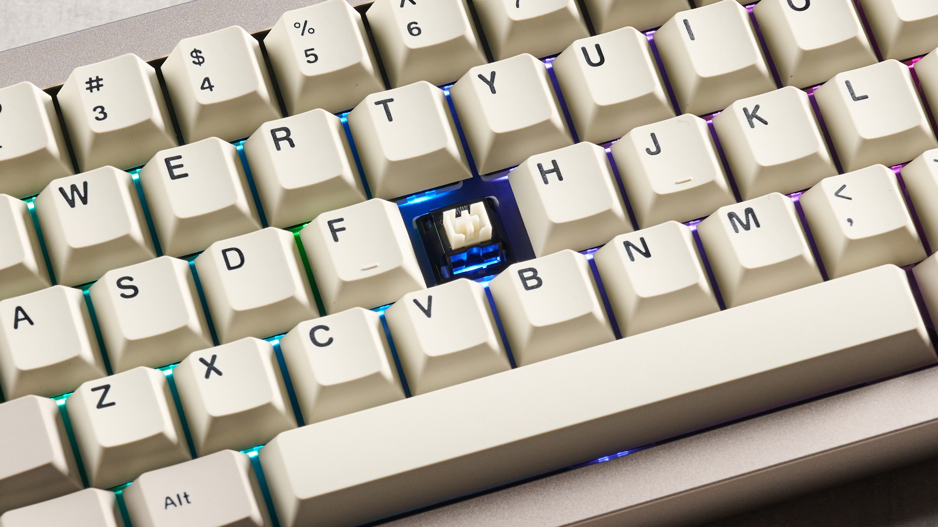 Ένα χακί μηχανικό πληκτρολόγιο Epomaker P65 με γραμμικούς διακόπτες