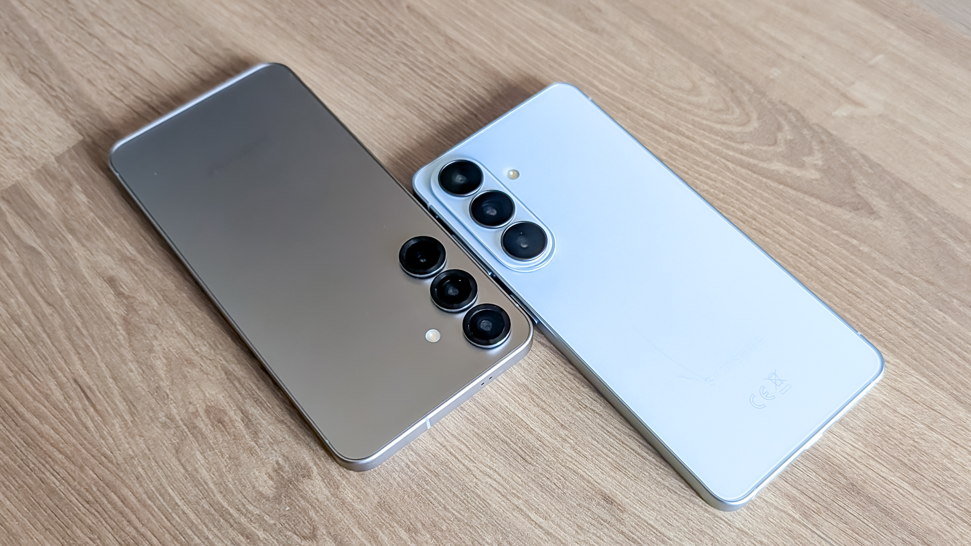 samsung galaxy s26 vs galaxy s25 side by side comparisson shots