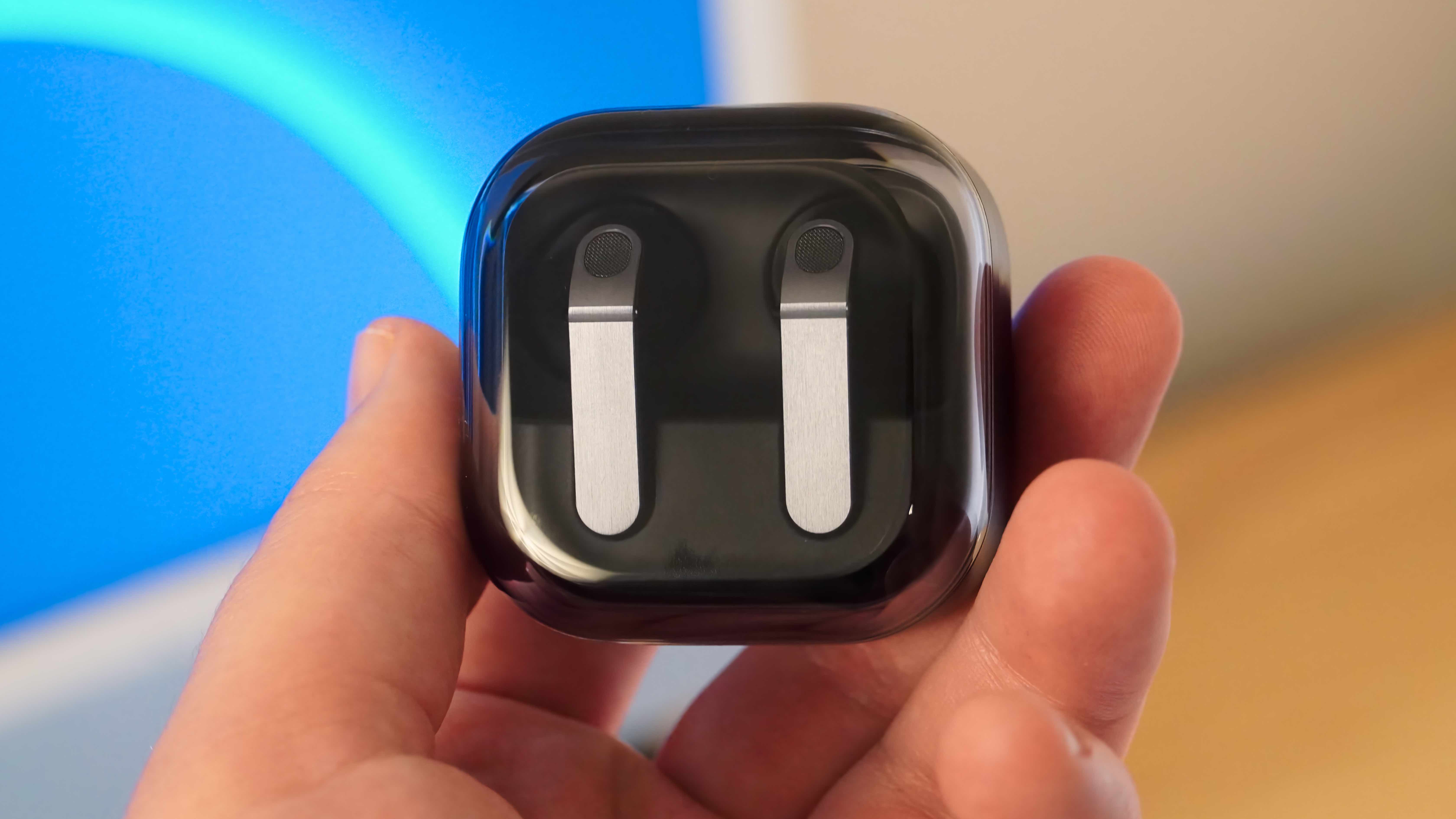 Το Samsung Galaxy Buds 4 σε μαύρο και ασημί.