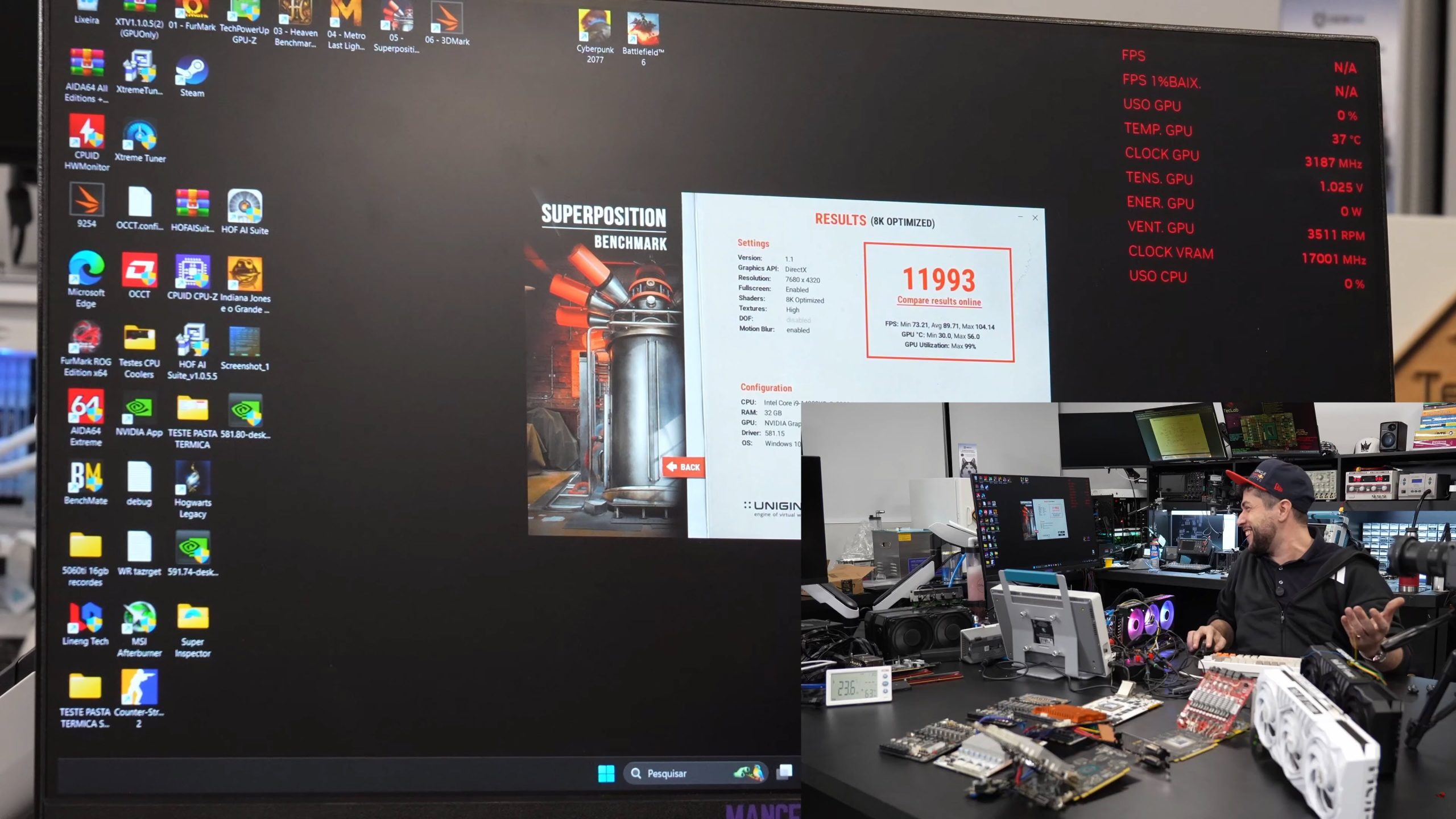 Μια οθόνη επιφάνειας εργασίας εμφανίζει το 'Superposition Benchmark' με βαθμολογία '11993', καθώς ένα άτομο κάθεται σε ένα γραφείο γεμάτο με