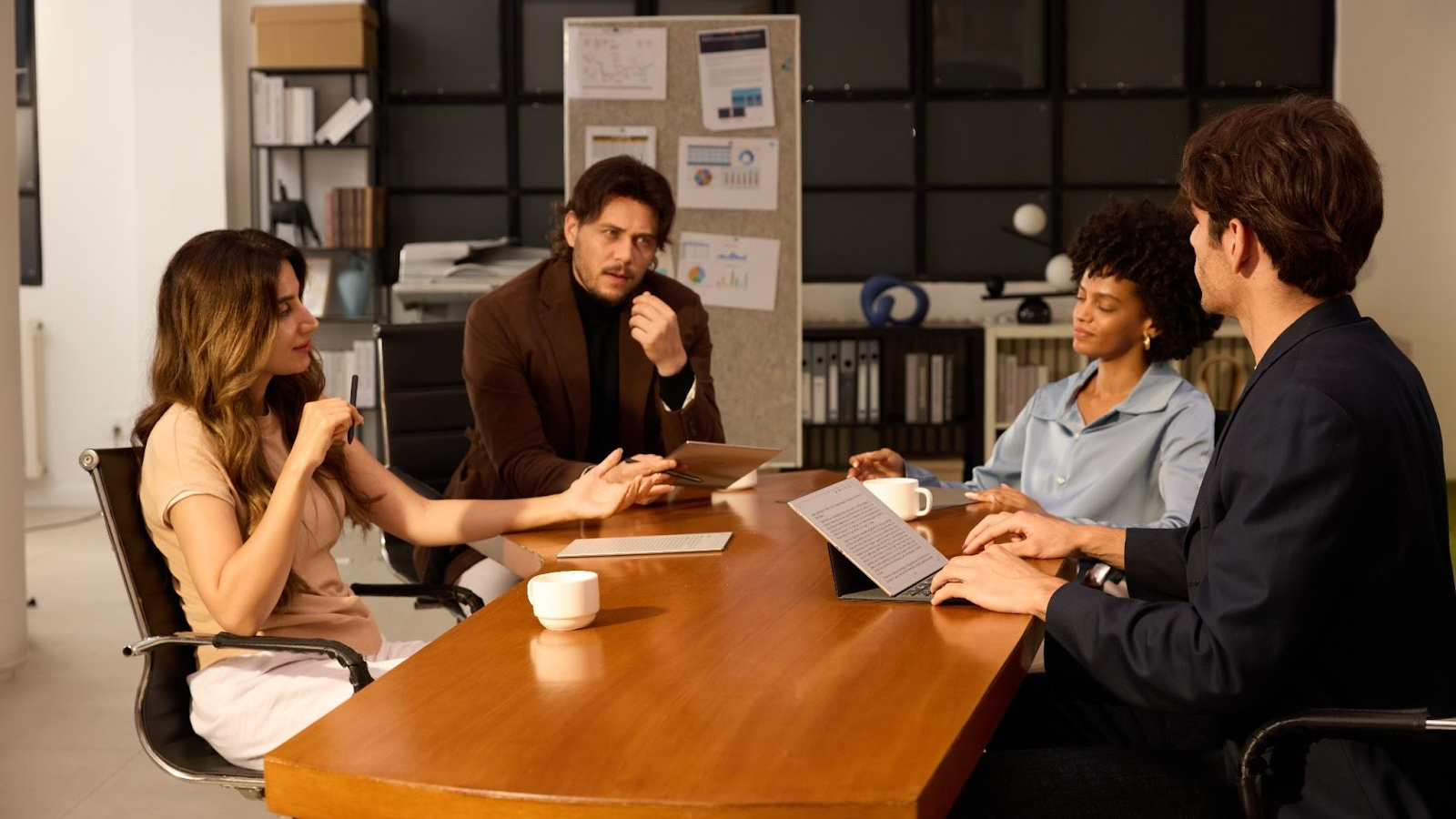 Μια ομάδα εργαζομένων κάθεται γύρω από ένα τραπέζι κατά τη διάρκεια μιας συνάντησης