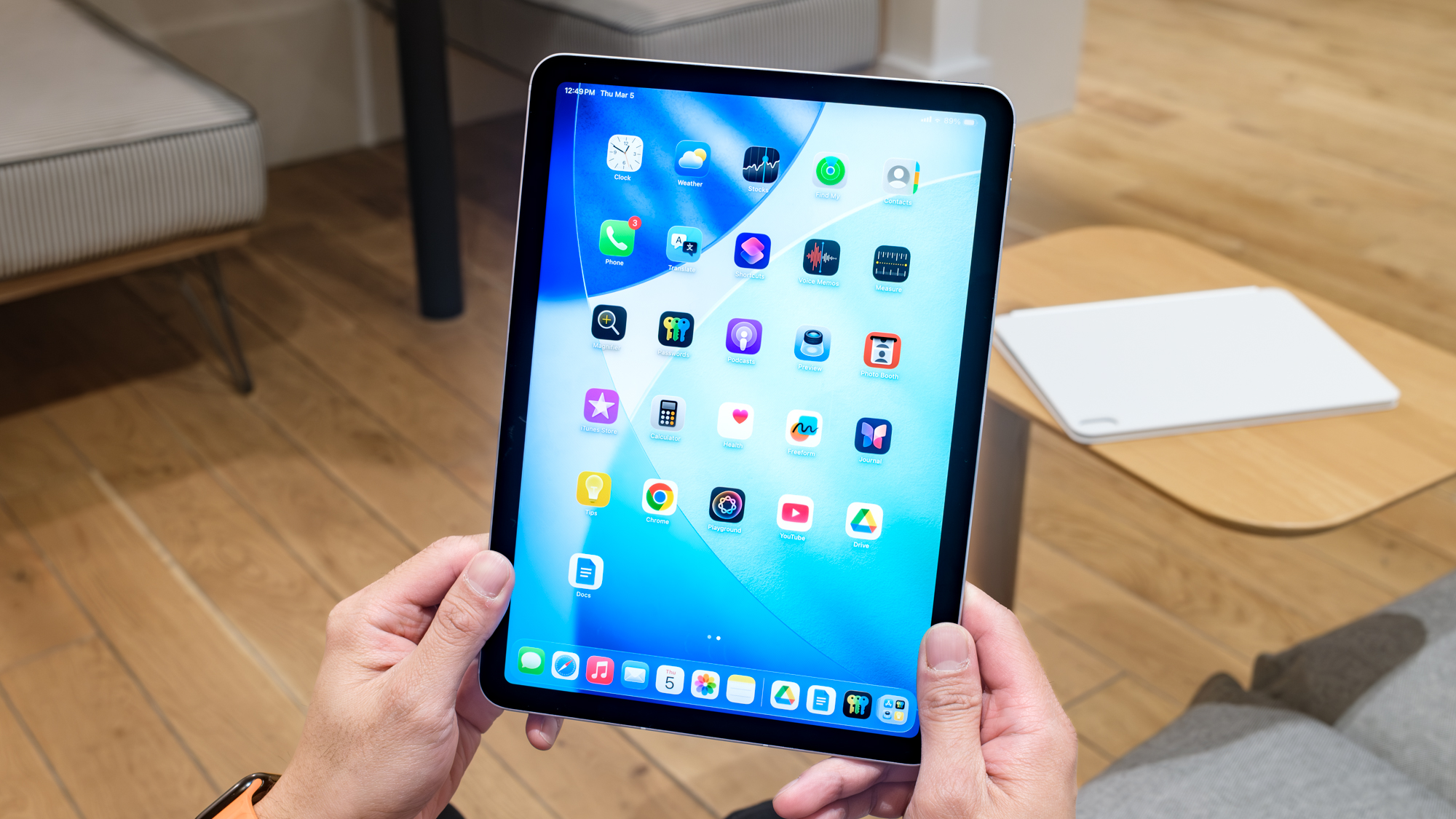 Το iPad Air M4 διατηρείται σε κατακόρυφο τρόπο