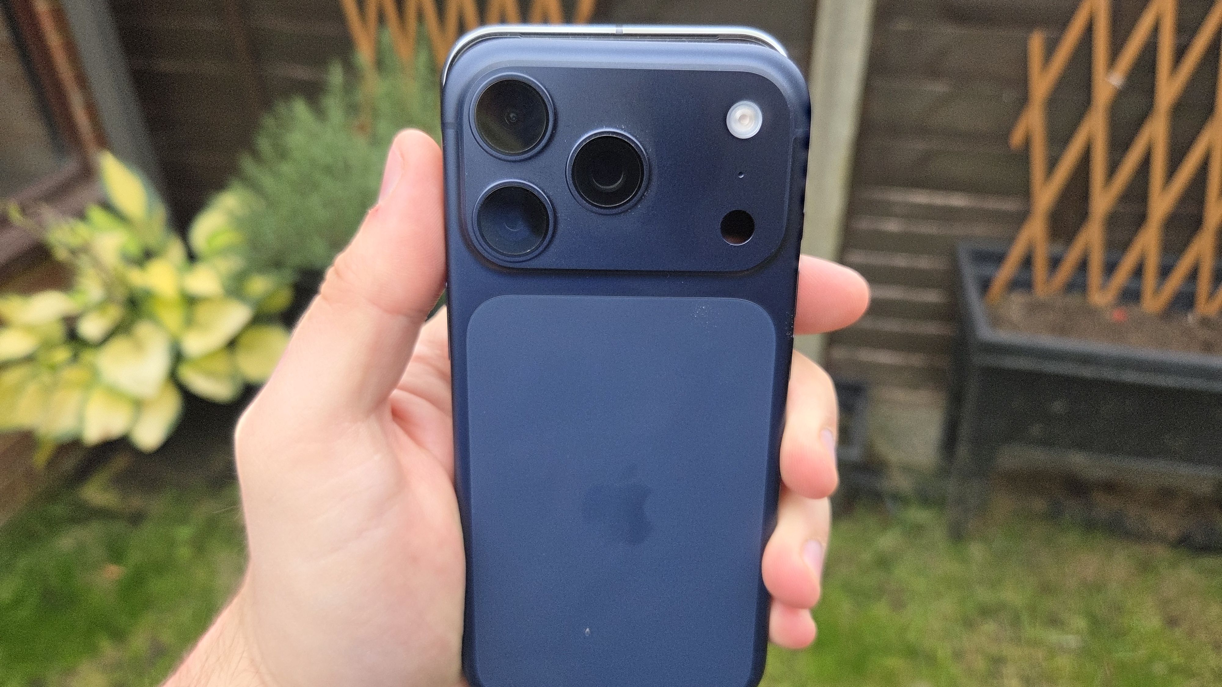 Πλάνα δίπλα δίπλα στο iPhone 17 pro εναντίον του Google Pixel 10 pro