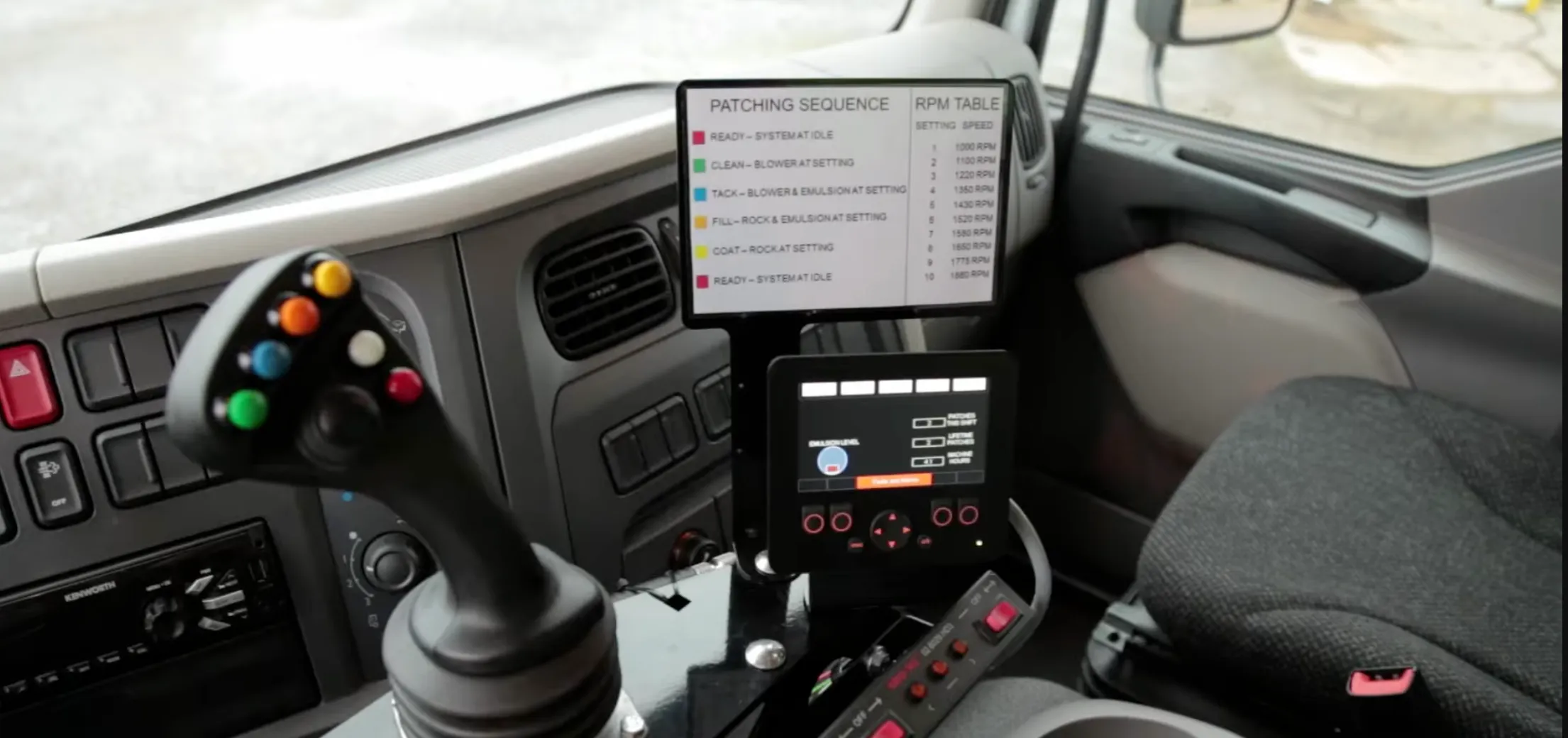 το εσωτερικό ενός φορτηγού με χειριστήριο joystick και οθόνες