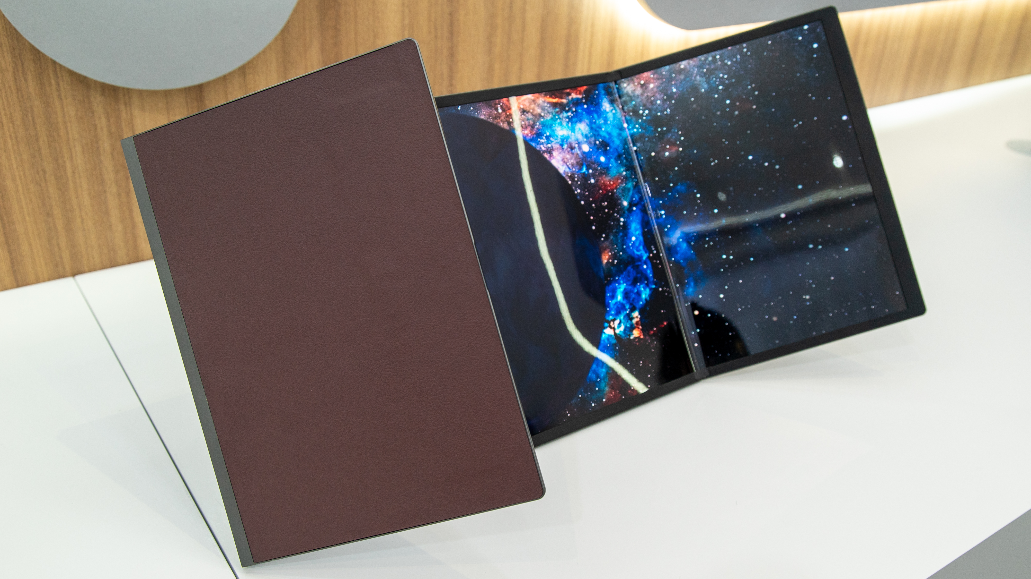 Ένα τρίπτυχο μόνιτορ