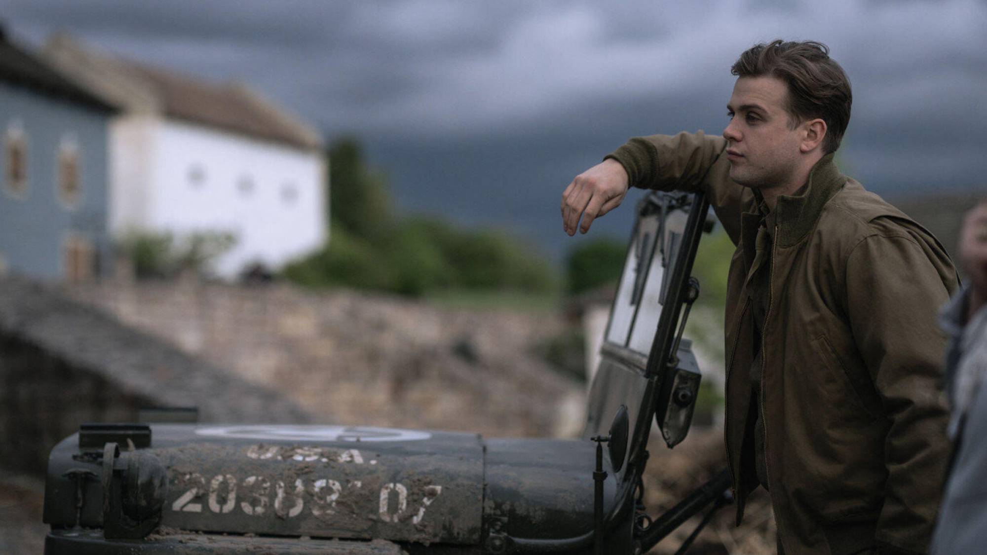 Ο Leo Woodall ως λοχίας Howie Triest "Νυρεμβέργη"