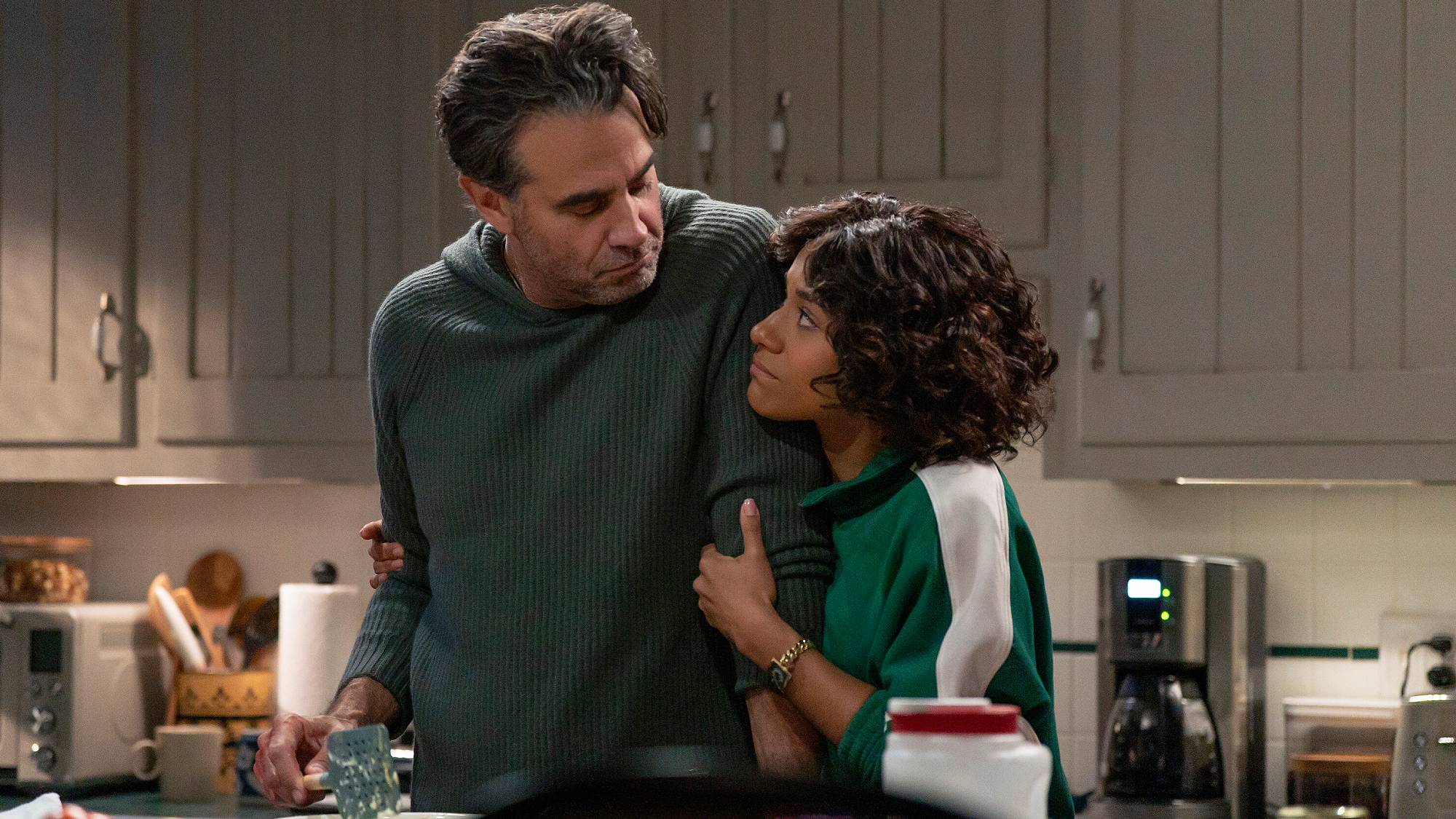 Ο ντετέκτιβ Pete Marino (Bobby Cannavale) και η Lucy Watson (Ariana DeBose) στο "Σκαρπέτα" σειρά στο Prime Video (2026)