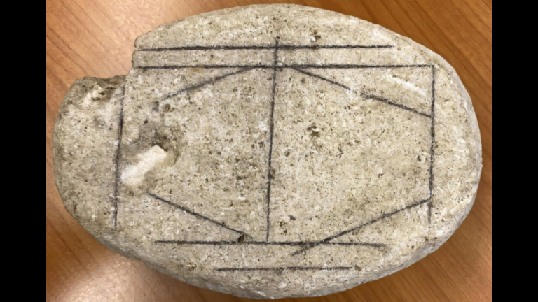 Το Mystery stone είναι στην πραγματικότητα αρχαίο ρωμαϊκό επιτραπέζιο παιχνίδι