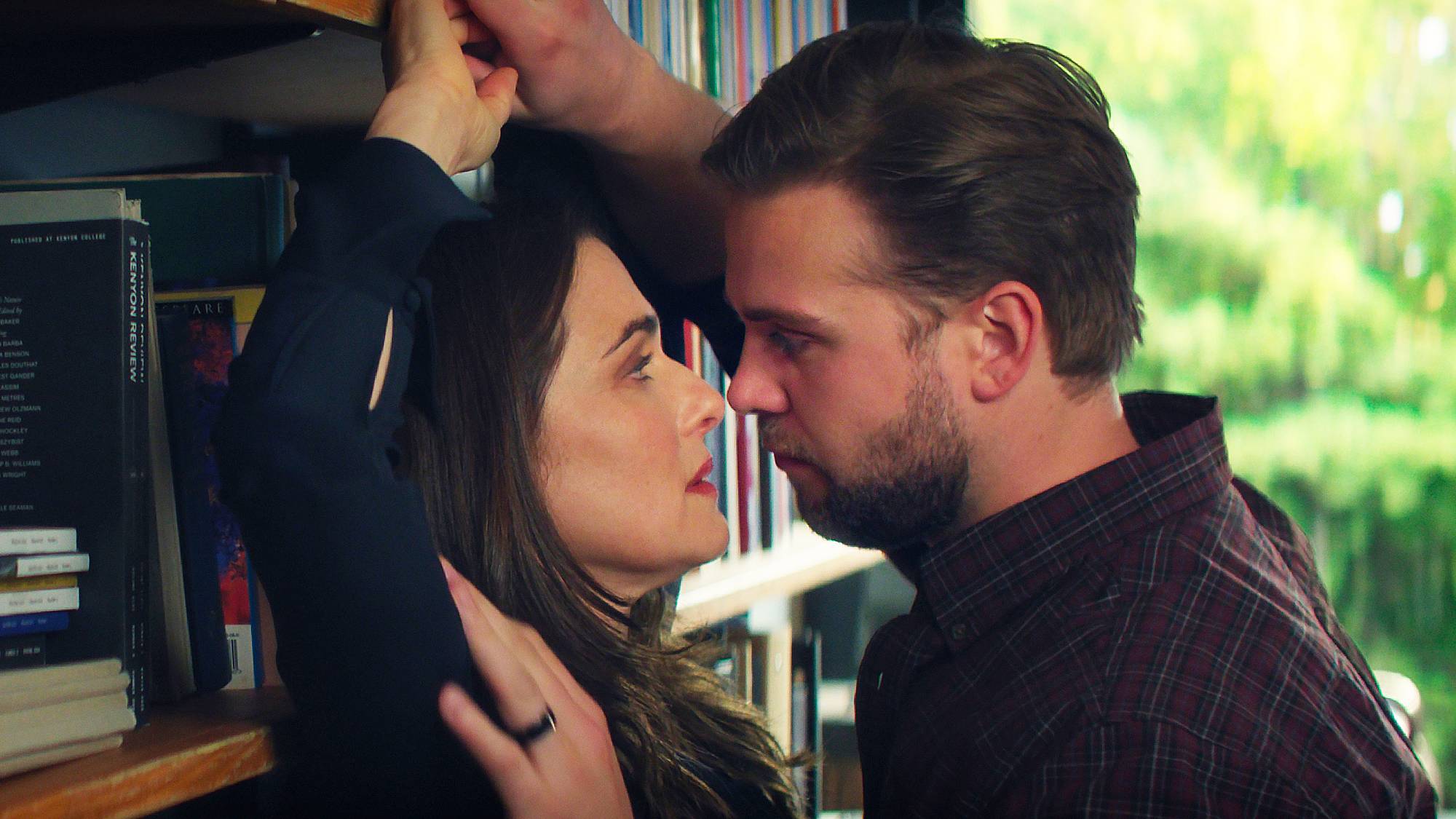 Η Rachel Weisz ως The Protagonist και ο Leo Woodall ως Vladimir "Βλαδίμηρος" στο Netflix