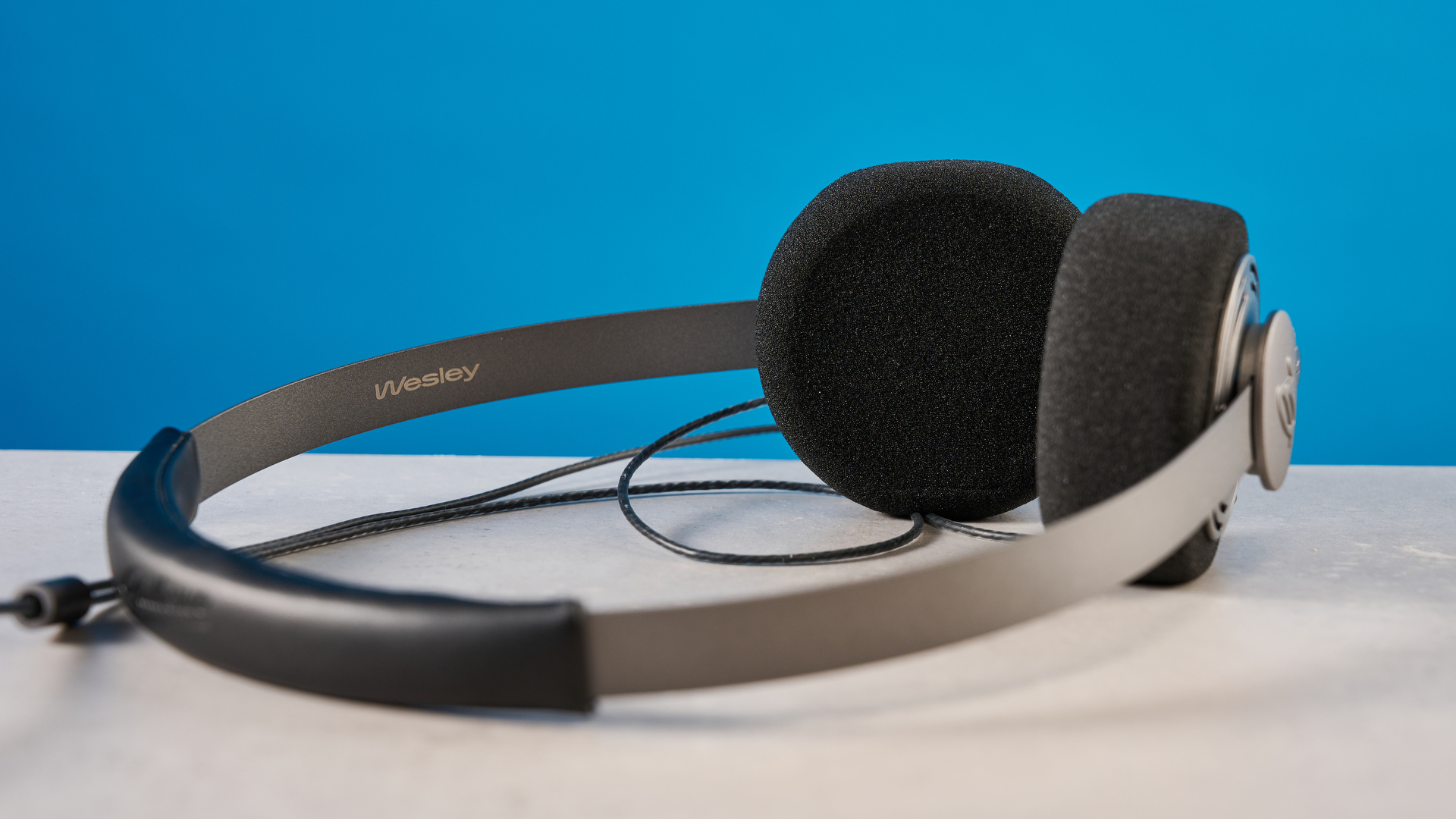Ακουστικά Gadhouse Wesley, ενσύρματα ακουστικά φωτογραφισμένα μπροστά σε μπλε φόντο