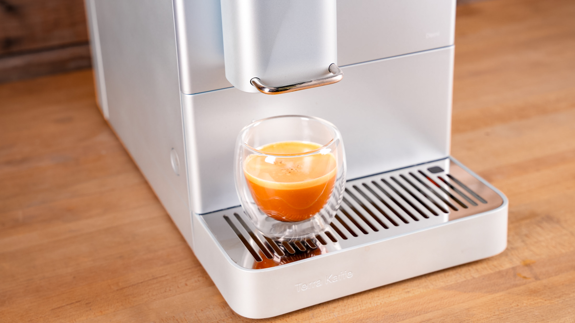 Παρασκευαστής εσπρέσο Terra Kaffe Demi σε επιφάνεια κουζίνας