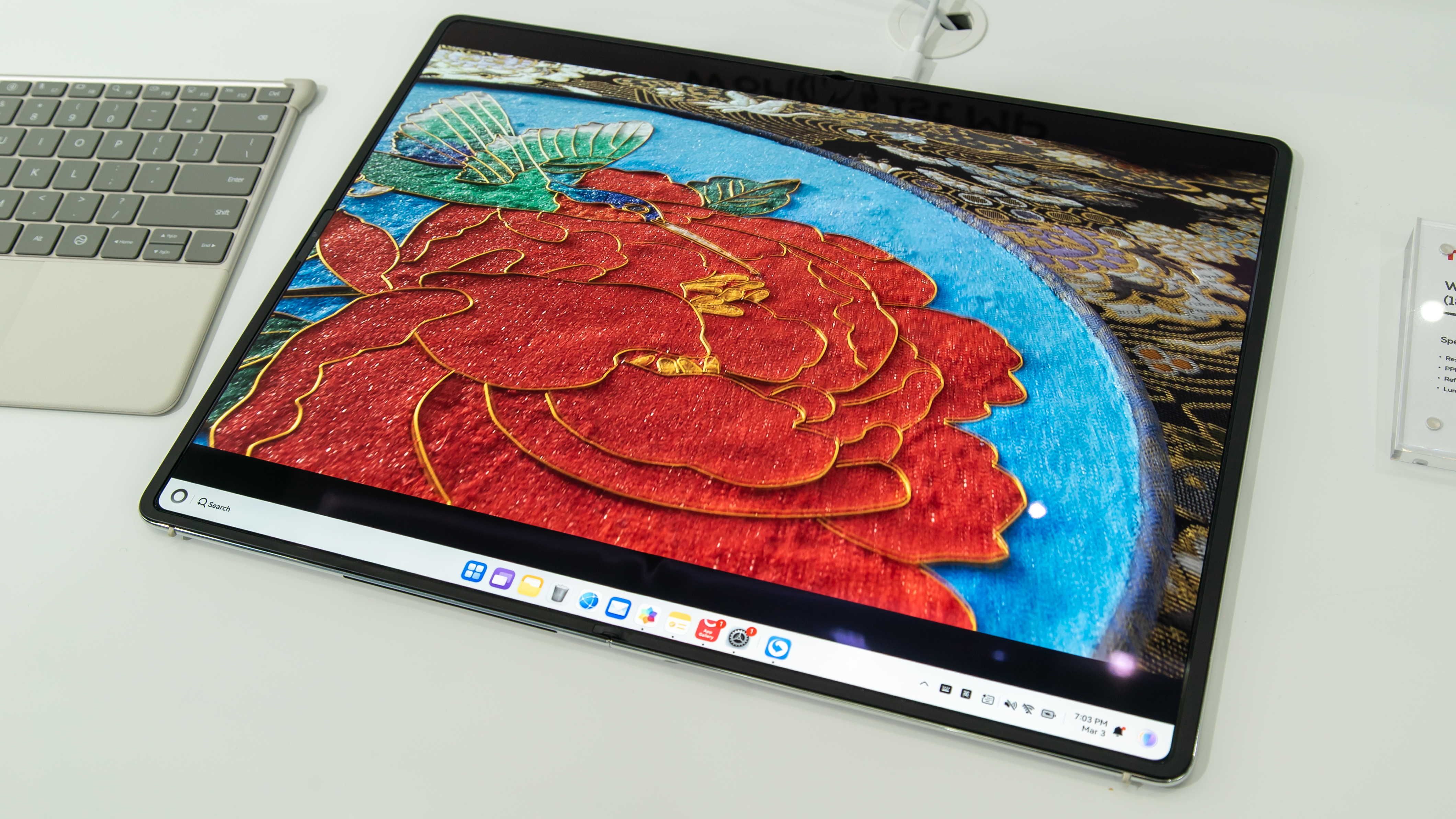 Ένας αναδιπλούμενος φορητός υπολογιστής σε επίπεδη θέση