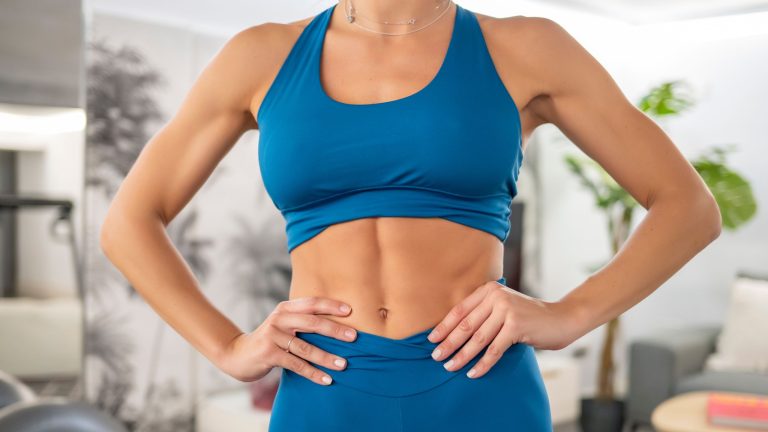 Τα «νυφικά μπράτσα» είναι της μόδας: Αυτή η απλή προπόνηση Pilates 3 κινήσεων σμιλεύει τους ώμους, την πλάτη και τους δικέφαλους μυς