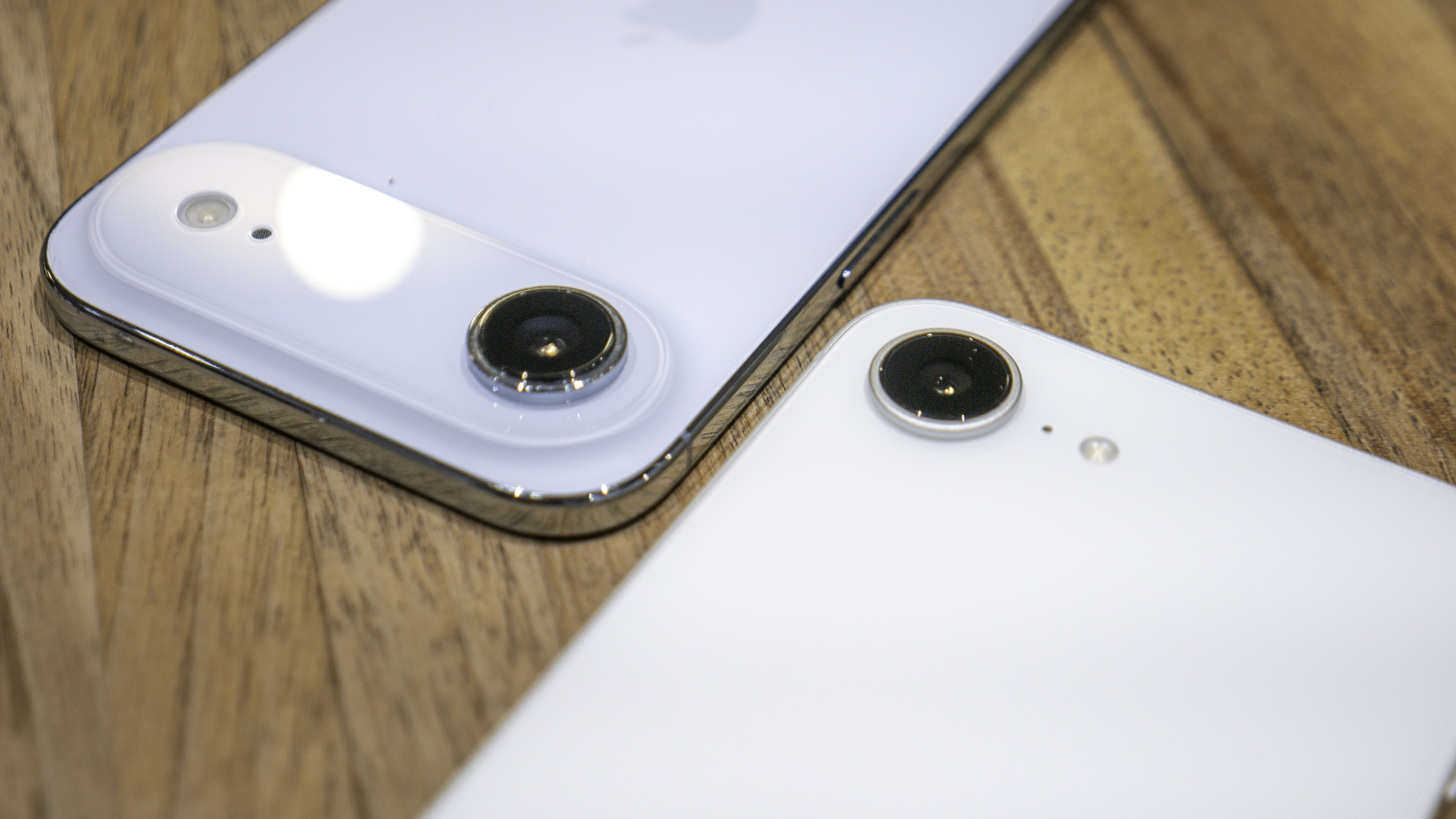 iPhone Air εναντίον iPhone 17e.