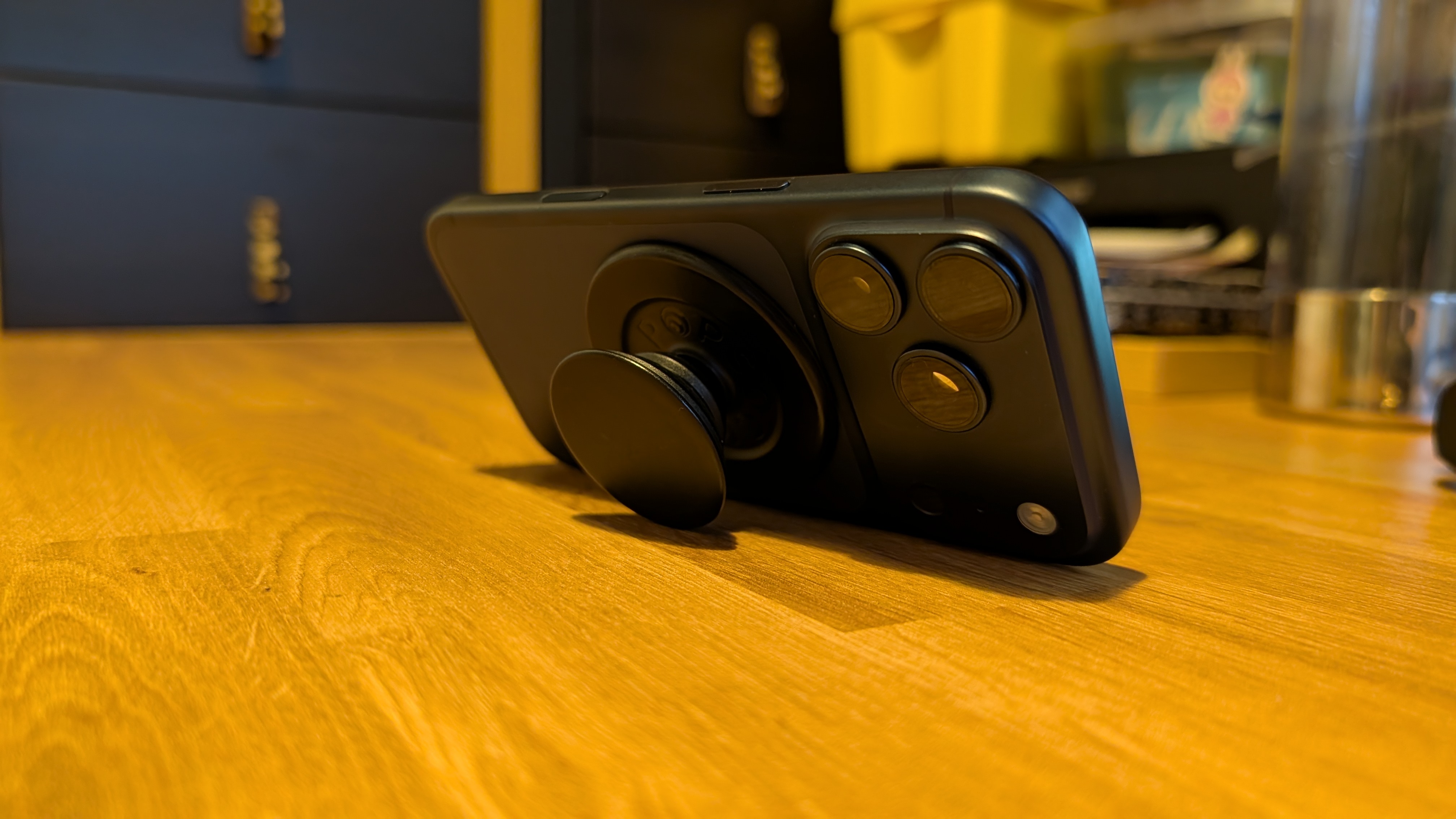 popsocket που χρησιμοποιείται ως βάση με το iPhone 17 pro