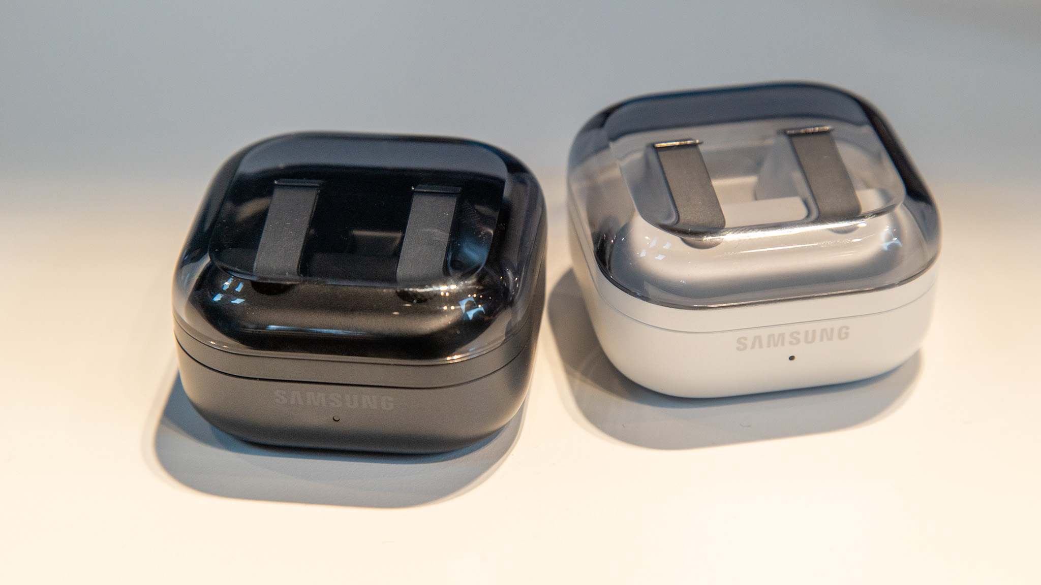 Ασπρόμαυρες θήκες Samsung Galaxy Buds 4