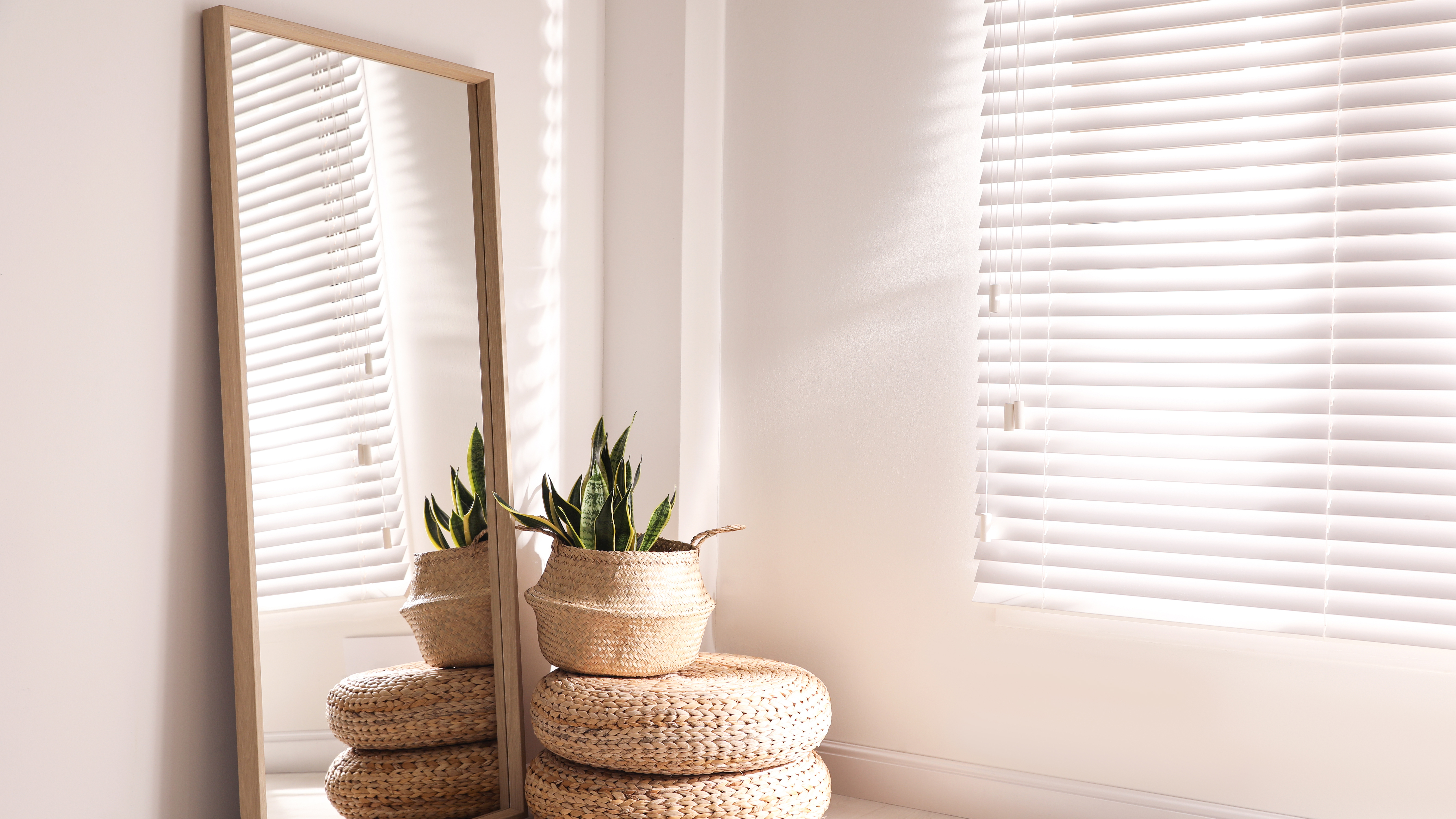 Μεγάλος καθρέφτης στο σαλόνι