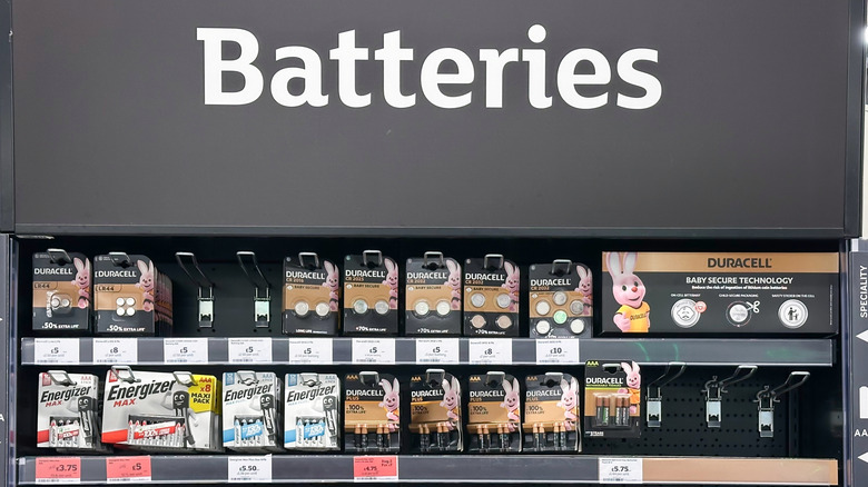 Μπαταρίες σε ένα ράφι σε ένα κατάστημα