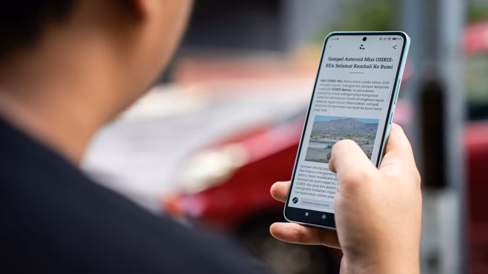 Μια φωτογραφία ενός ατόμου που διαβάζει ένα άρθρο στο κινητό του τηλέφωνο