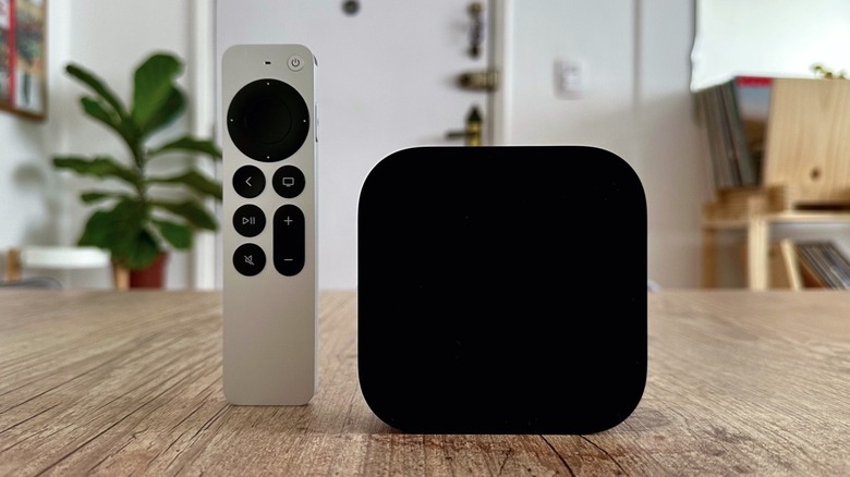 Apple TV 4K και το USB-C Siri Remote σε ένα τραπέζι