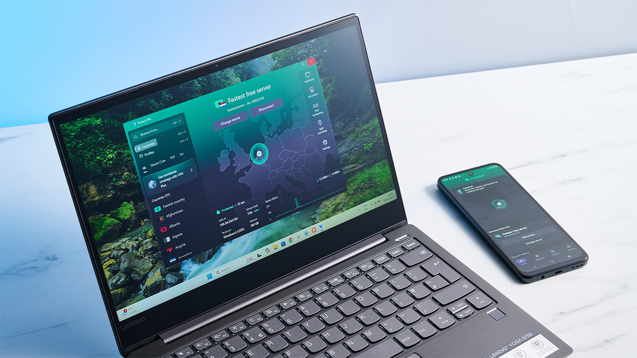 Φορητός υπολογιστής και smartphone σε ένα τραπέζι, και τα δύο συνδεδεμένα στο Proton VPN Free