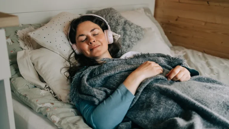 Λευκός θόρυβος εναντίον καφέ θορύβου: Ποιος είναι ο καλύτερος ήχος για ύπνο;