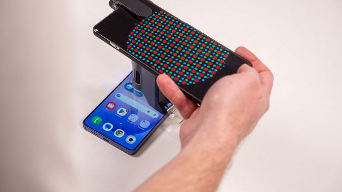 Έχω κάνει εκτεταμένες δοκιμές στην οθόνη 8-bit του Galaxy S26 Ultra και δεν είναι μεγάλο πρόβλημα, αλλά θα μπορούσε να είναι Έχω κάνει εκτεταμένες δοκιμές στην οθόνη 8-bit του Galaxy S26 Ultra και δεν είναι μεγάλο πρόβλημα, αλλά θα μπορούσε να είναι