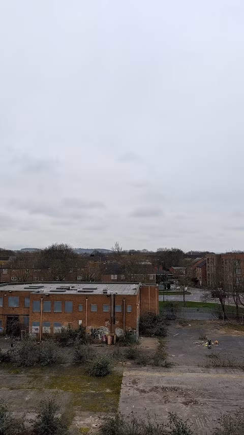 εγκαταλελειμμένο κτίριο και σύννεφα από πάνω