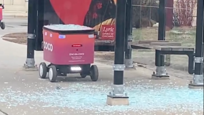 Τα ρομπότ ντελίβερι πέφτουν συνέχεια σε καταφύγια λεωφορείων Τα ρομπότ ντελίβερι πέφτουν συνέχεια σε καταφύγια λεωφορείων