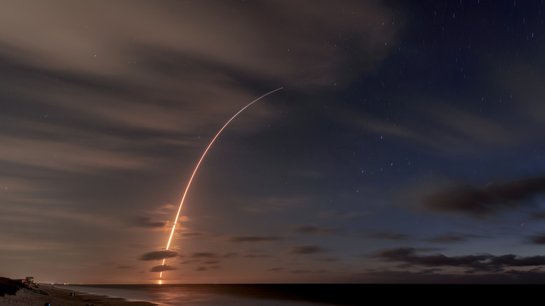 μονοπάτι στον ουρανό από την εκτόξευση πυραύλων στο διάστημα