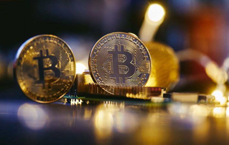 Περιορίζει τις απώλειες το Bitcoin – «Παίζει» στη ζώνη των $65.000