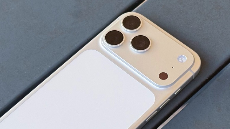 Η πλάτη σε ένα iPhone 17 Pro Max σε ασημί χρώμα.