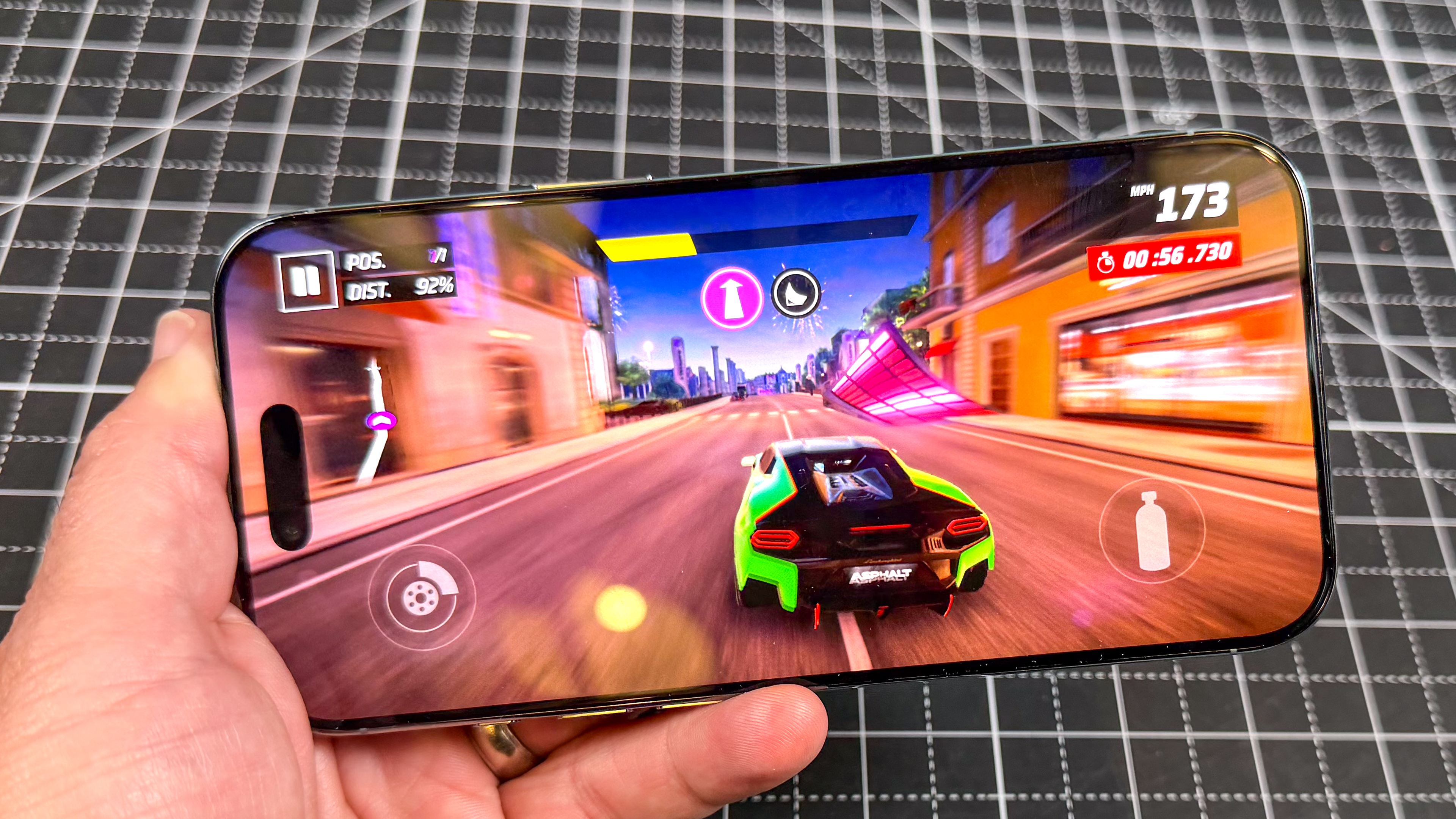 Το iPhone Air φαίνεται στο χέρι