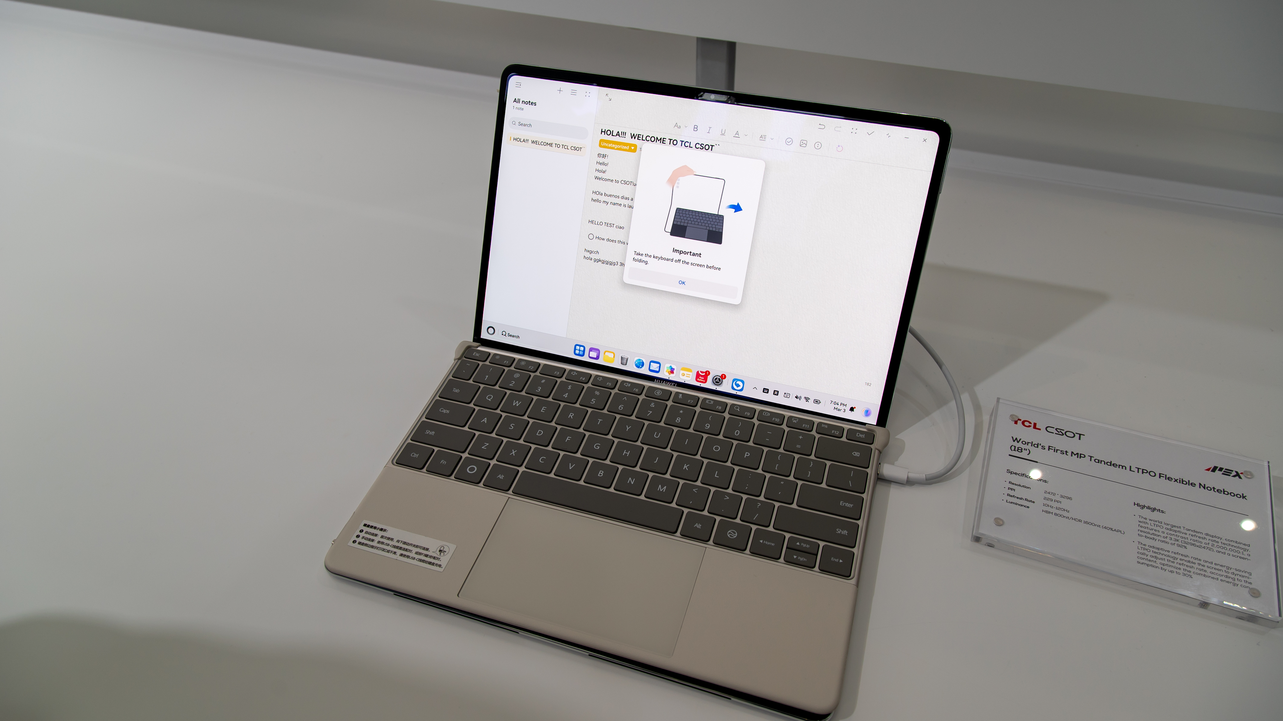 Ένας αναδιπλούμενος φορητός υπολογιστής με προσαρτημένο πληκτρολόγιο