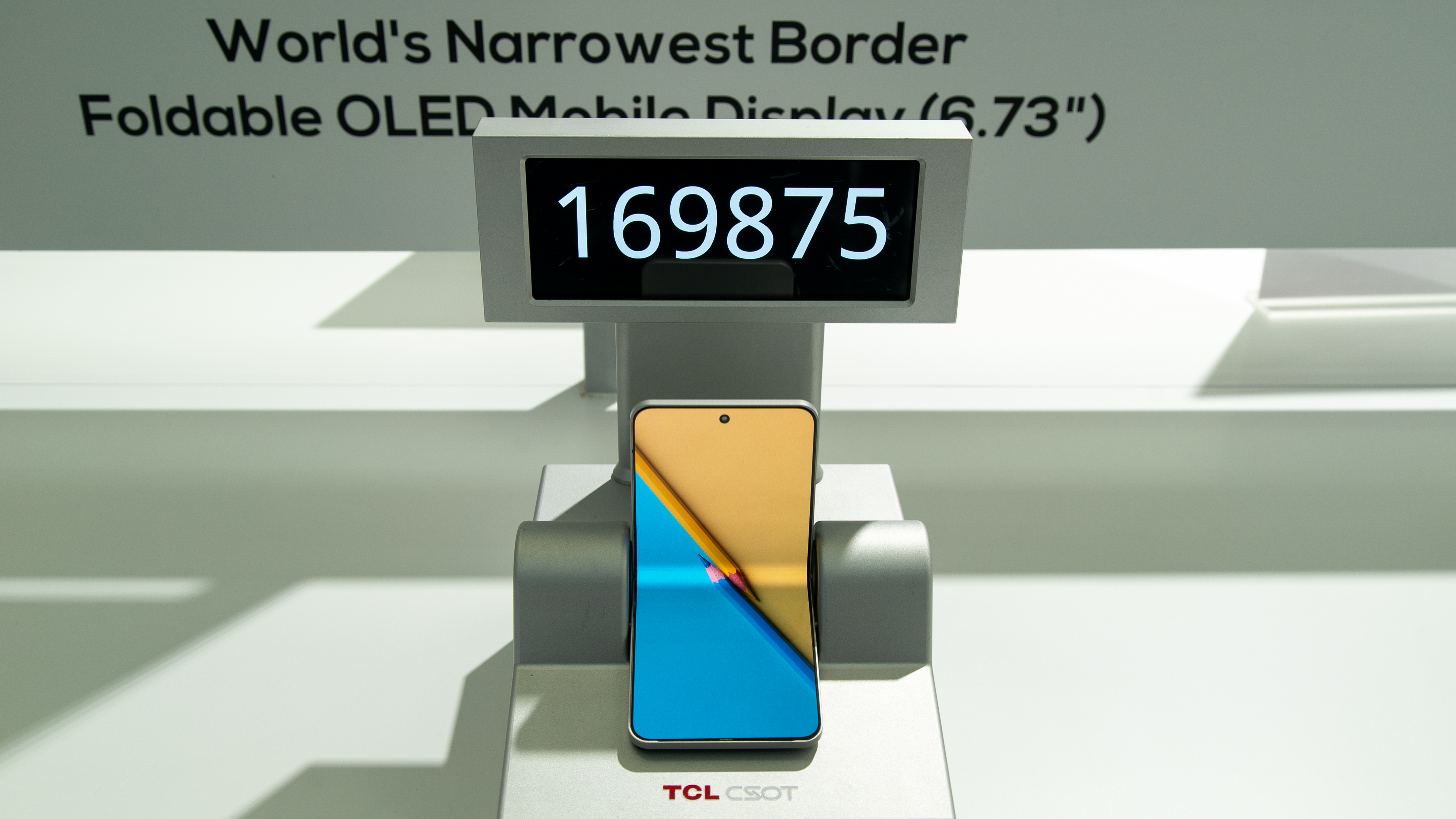 Ένα αναδιπλούμενο τηλέφωνο με ελάχιστο πλαίσιο που εκτελεί δοκιμή αναδίπλωσης