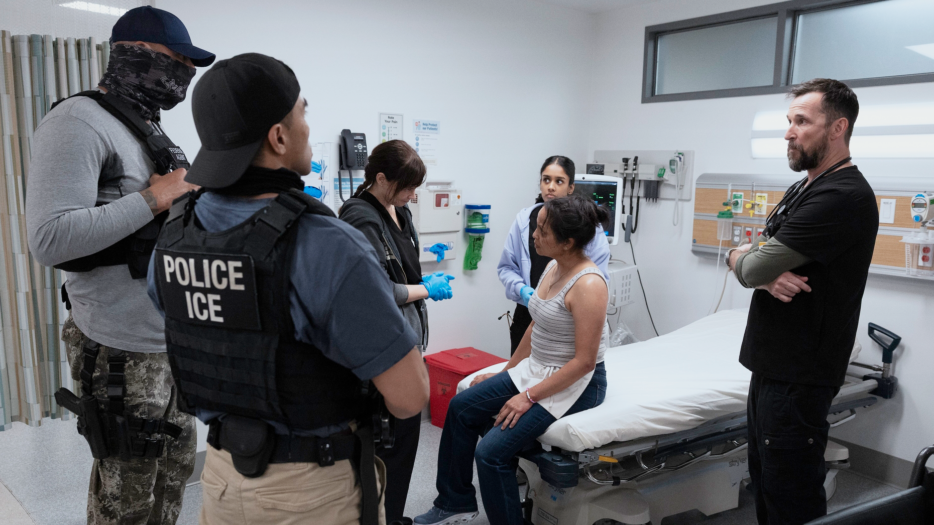 (LR) JuJu Alexander, Josell Mariano, Fiona Dourif, Shabana Azeez, Ramona DuBarry, Noah Wyle στη σεζόν 2, επεισόδιο 211 του "Ο Πιτ."