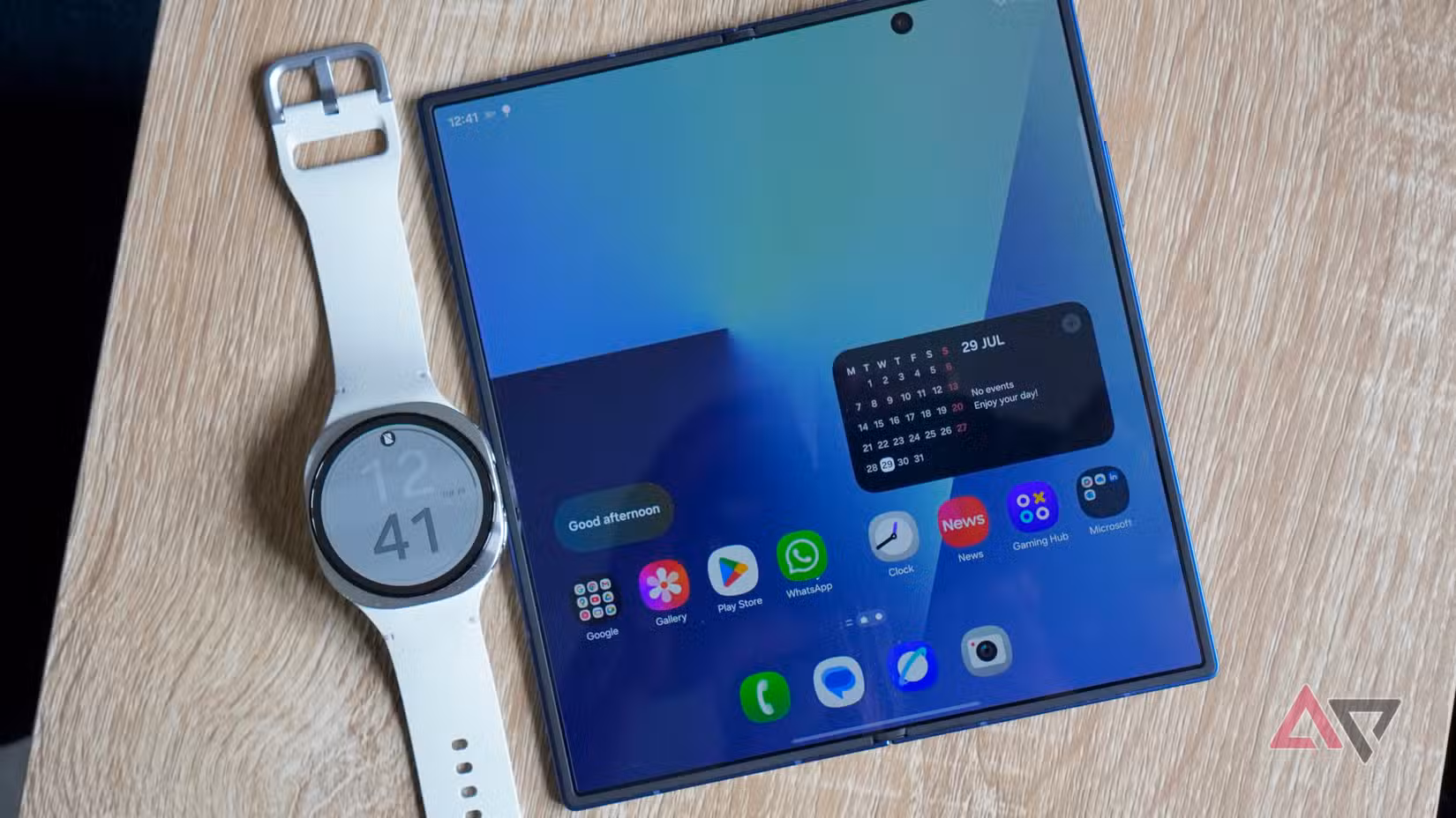 Το Samsung Galaxy Watch 8 (αριστερά) και το ανοιχτό Samsung Galaxy Z Fold 7