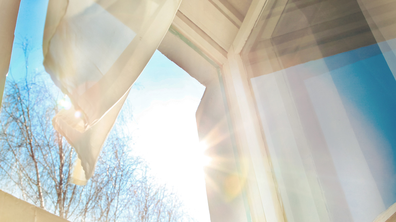 Άνεμος που μπαίνει από ένα ανοιχτό παράθυρο