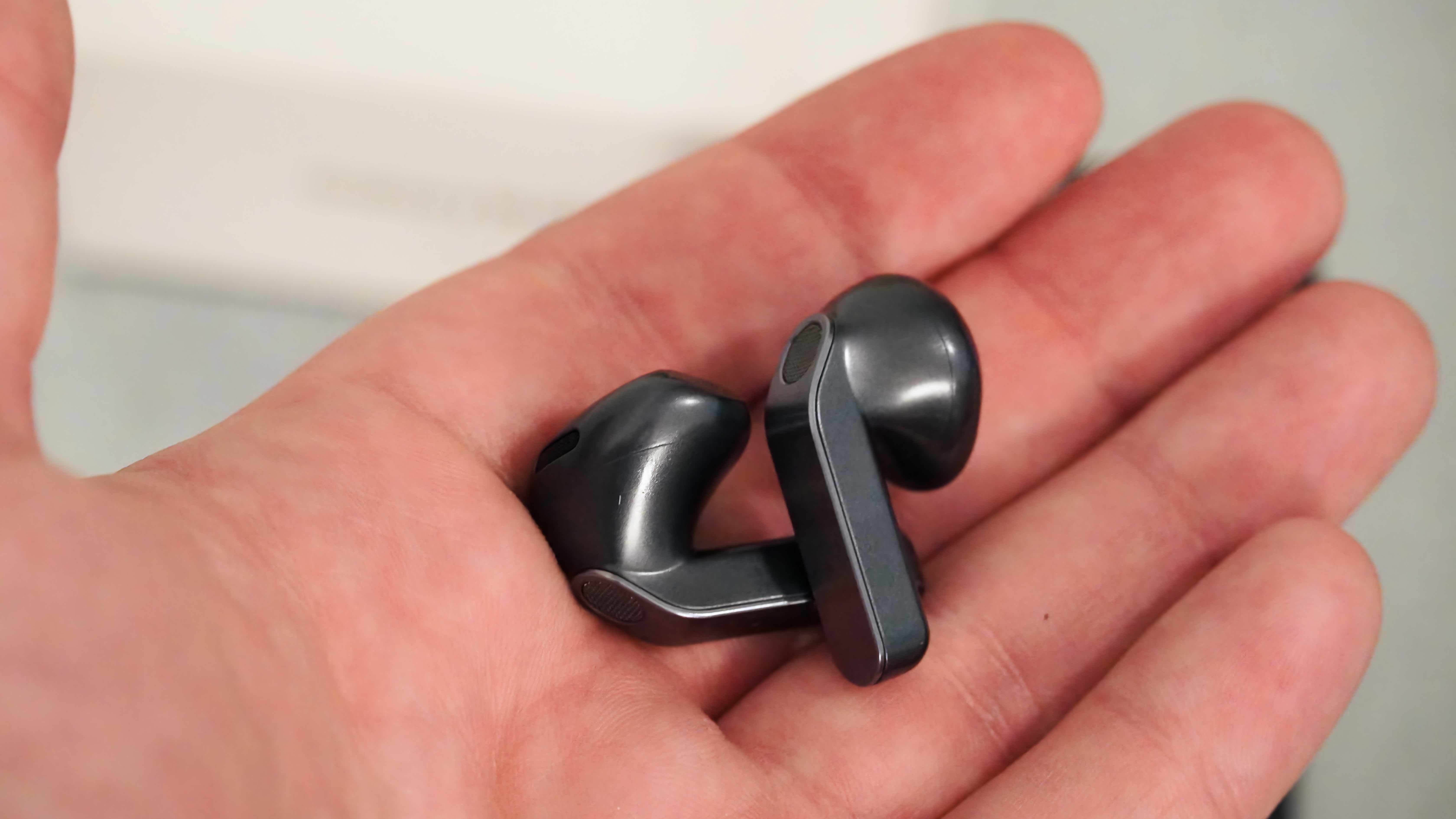 Το Samsung Galaxy Buds 4 σε μαύρο και ασημί. 