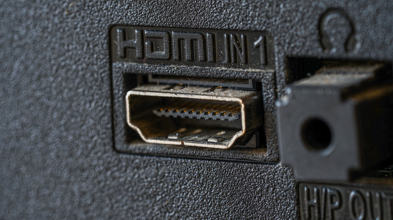 Κοντινό πλάνο μιας θύρας HDMI με ετικέτα 