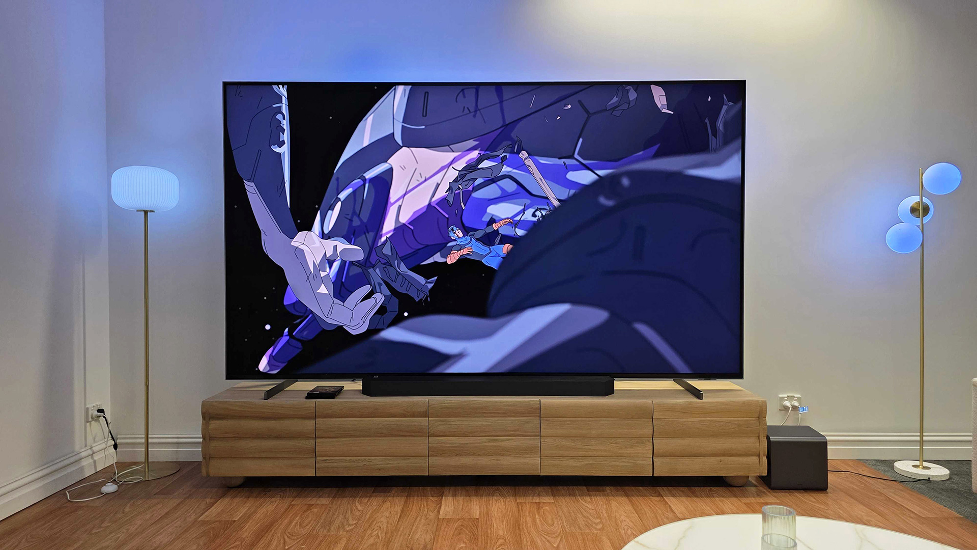 Η τηλεόραση MR95F Micro RGB της Samsung σε χώρο σαλονιού