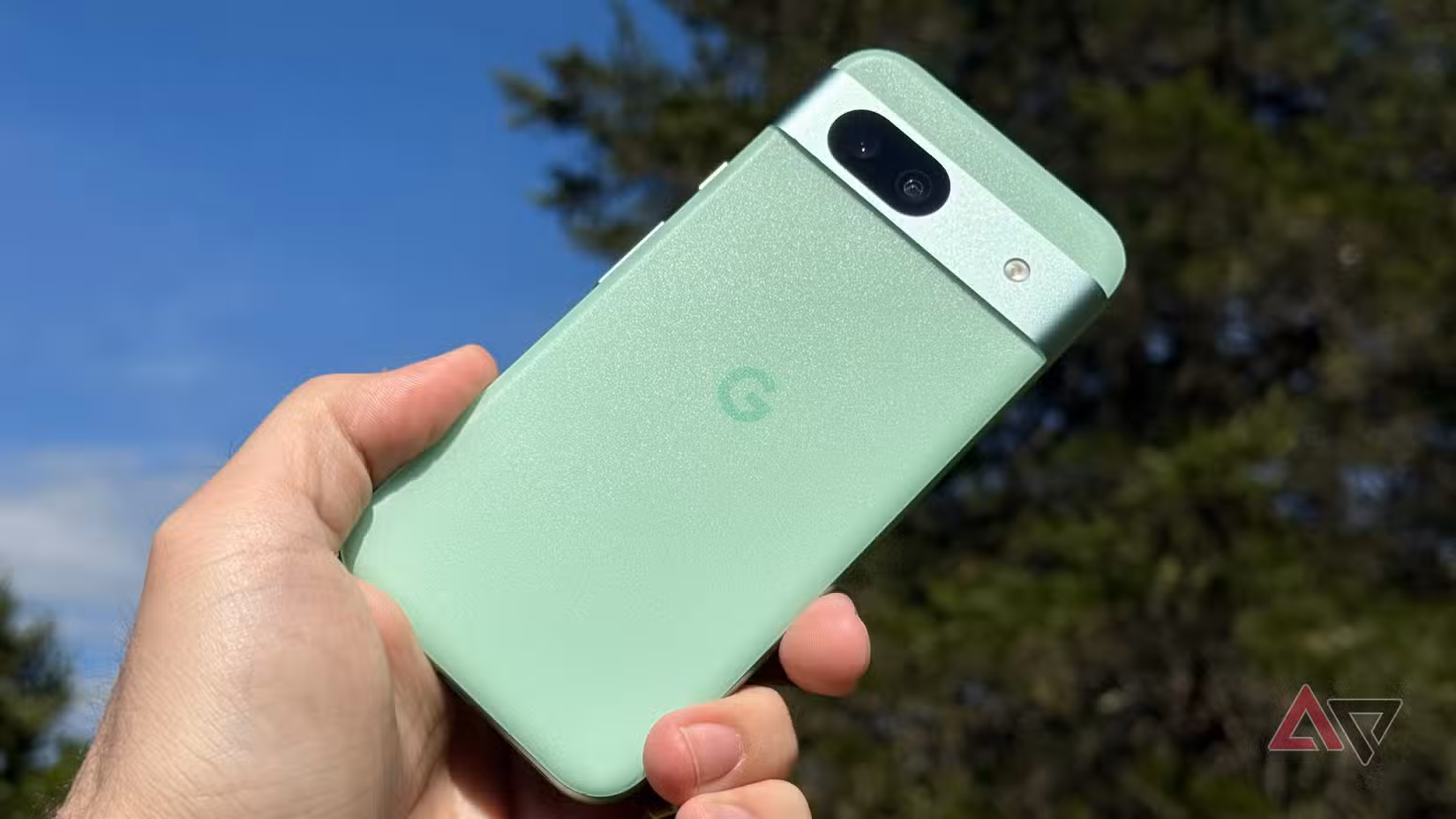Google Pixel 8a σε ηλιόλουστο φόντο