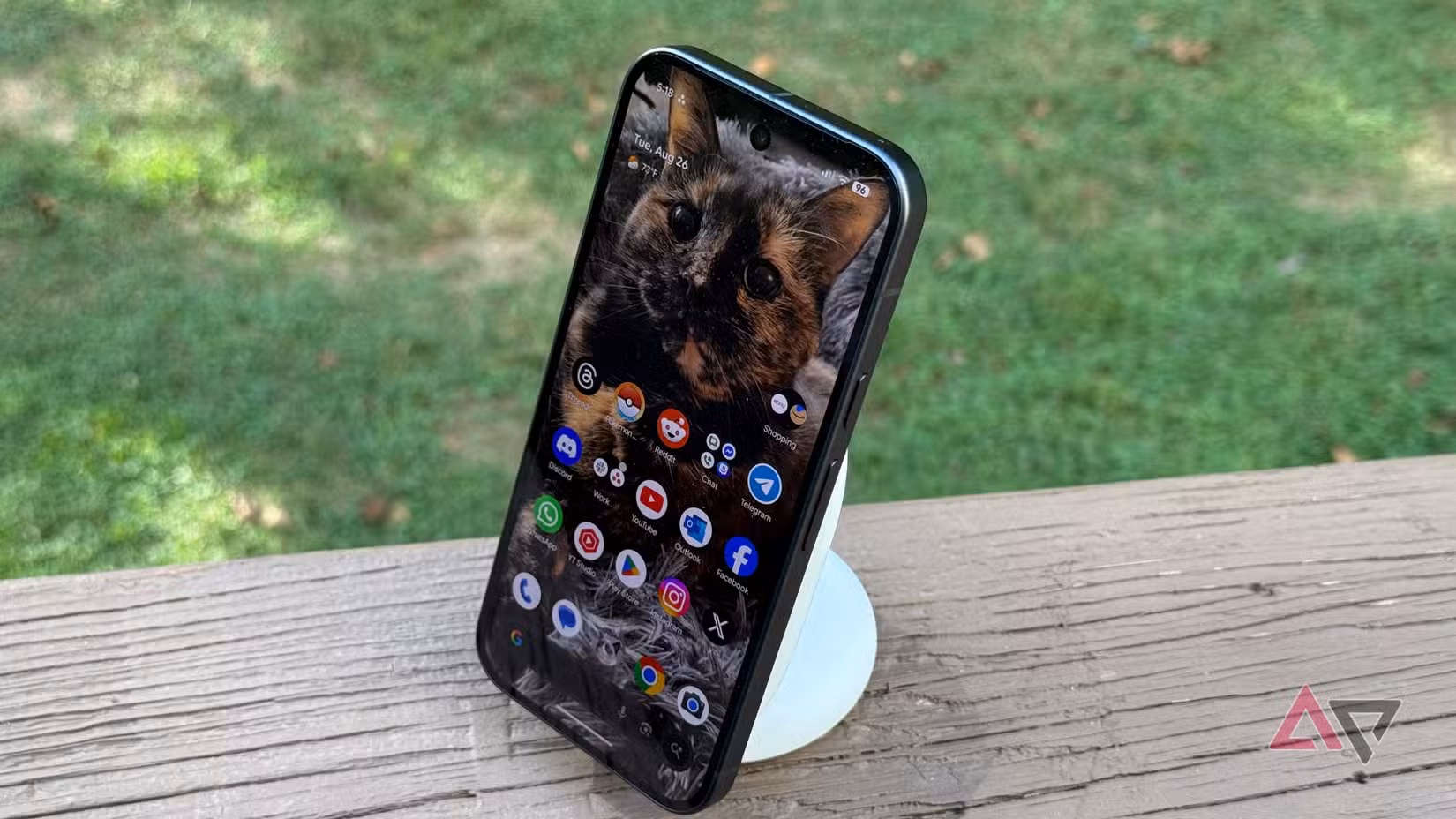 Το Google Pixel 10 κάθεται σε μια βάση φόρτισης Pixelsnap