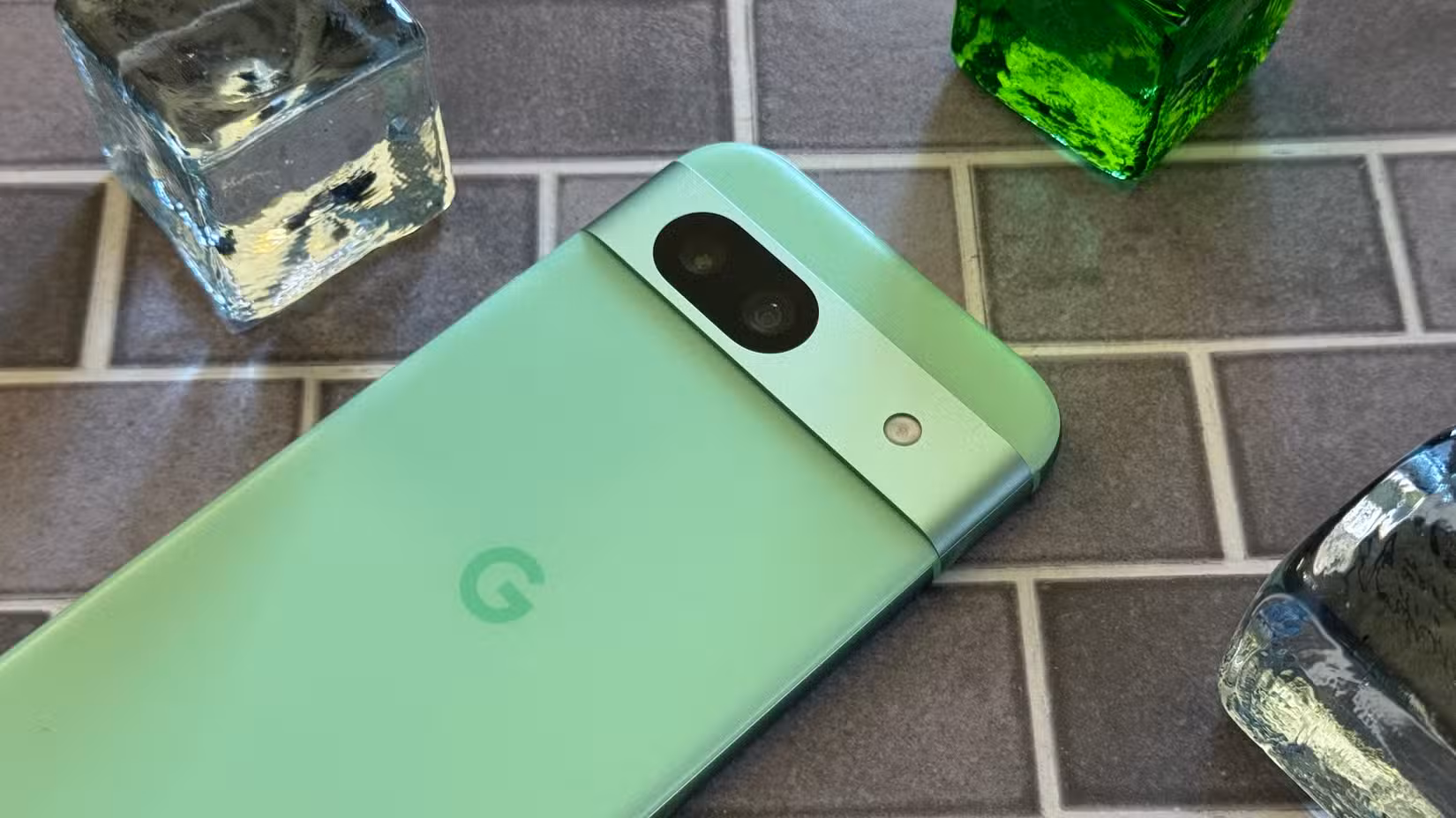 Google Pixel 8a ενάντια σε γυάλινες χάντρες