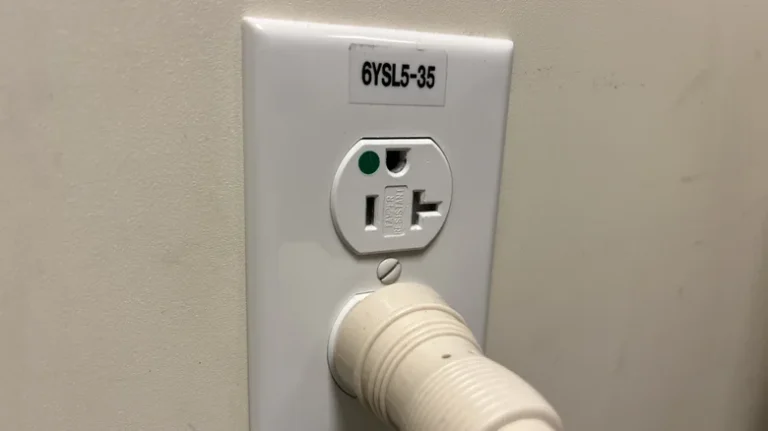 Γιατί ορισμένες ηλεκτρικές πρίζες είναι τοποθετημένες «ανάποδα»