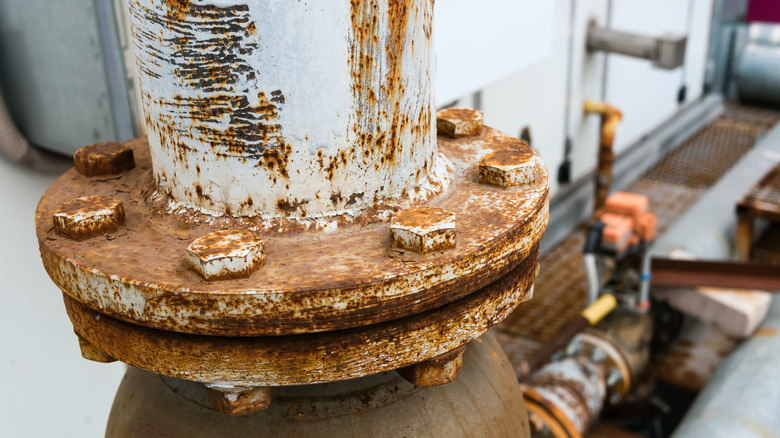 γκρο πλαν σκουριασμένοι σωλήνες και σύνδεσμος